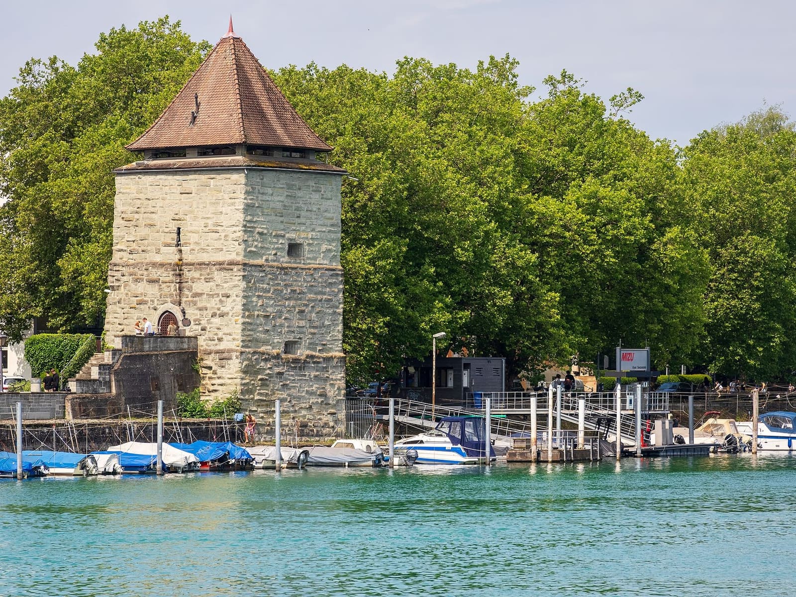 il Pulverturm sul Reno, con le barche ormeggiate davanti