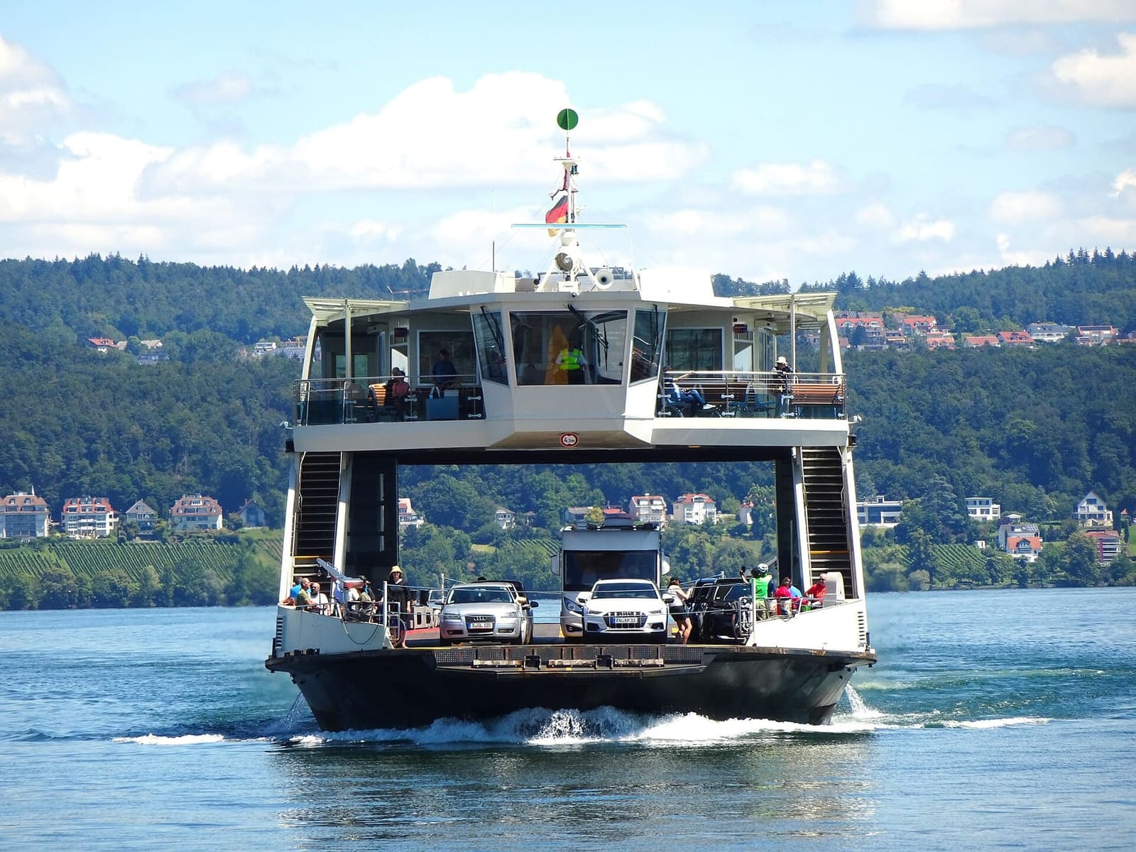 il traghetto da Meersburg arriva a Costanza, con le auto a bordo