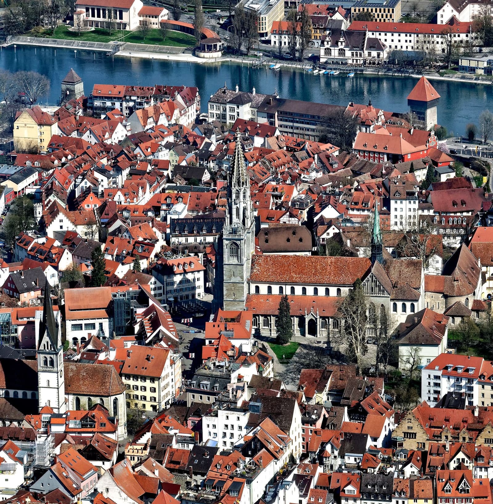 la città vecchia vista dal dirigibile, con il Münster, il Reno e il Rheintor