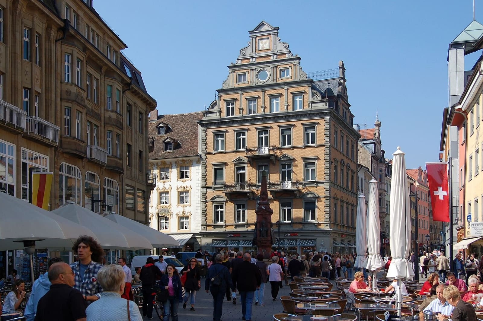 la Marktstätte con il Kaiserbrunnen e i tavolini all'aperto