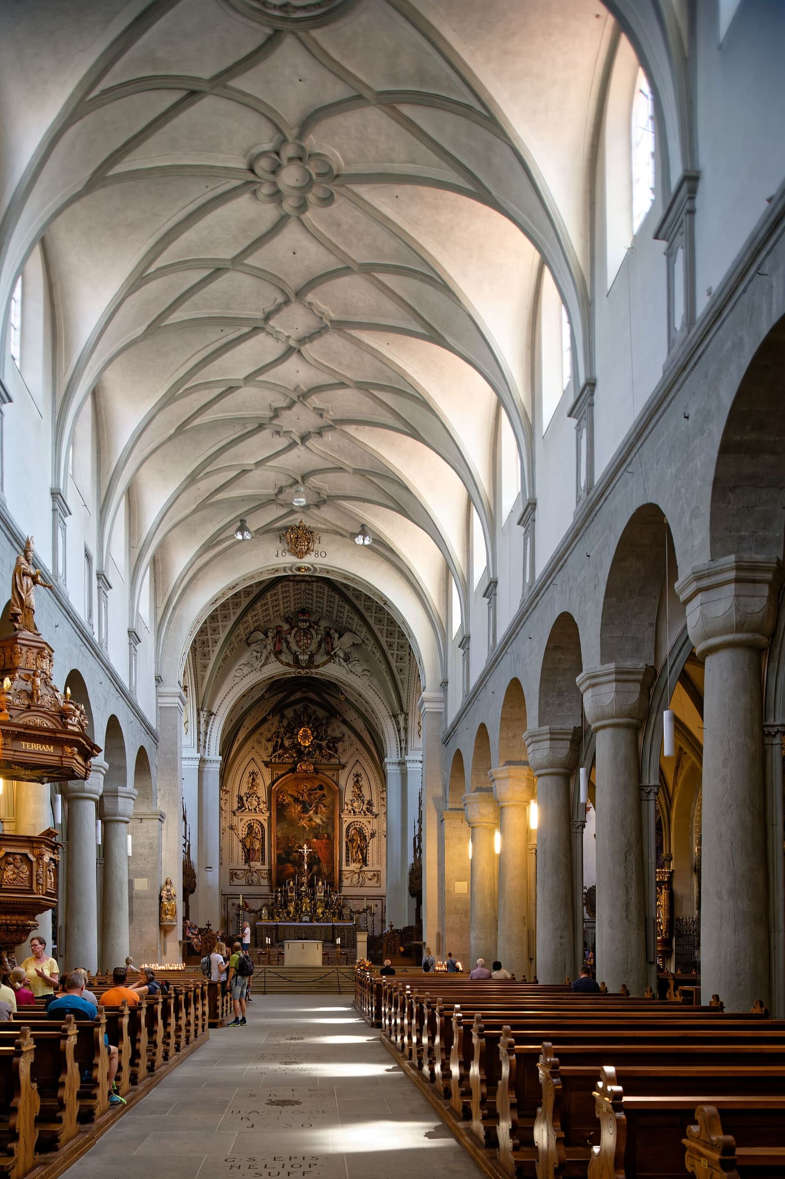 la navata romanica del Münster con le volte gotiche, verso l'altare