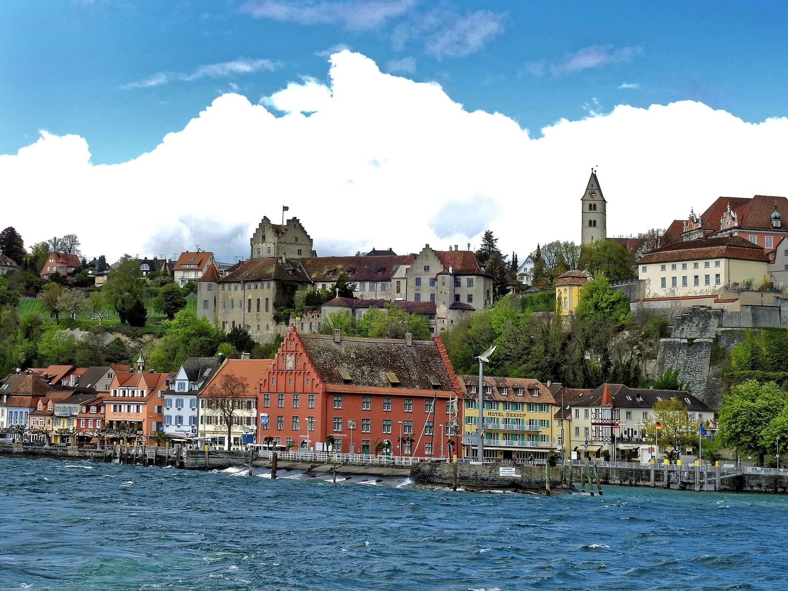 Meersburg vista dal lago, con il castello vecchio sopra le case della riva