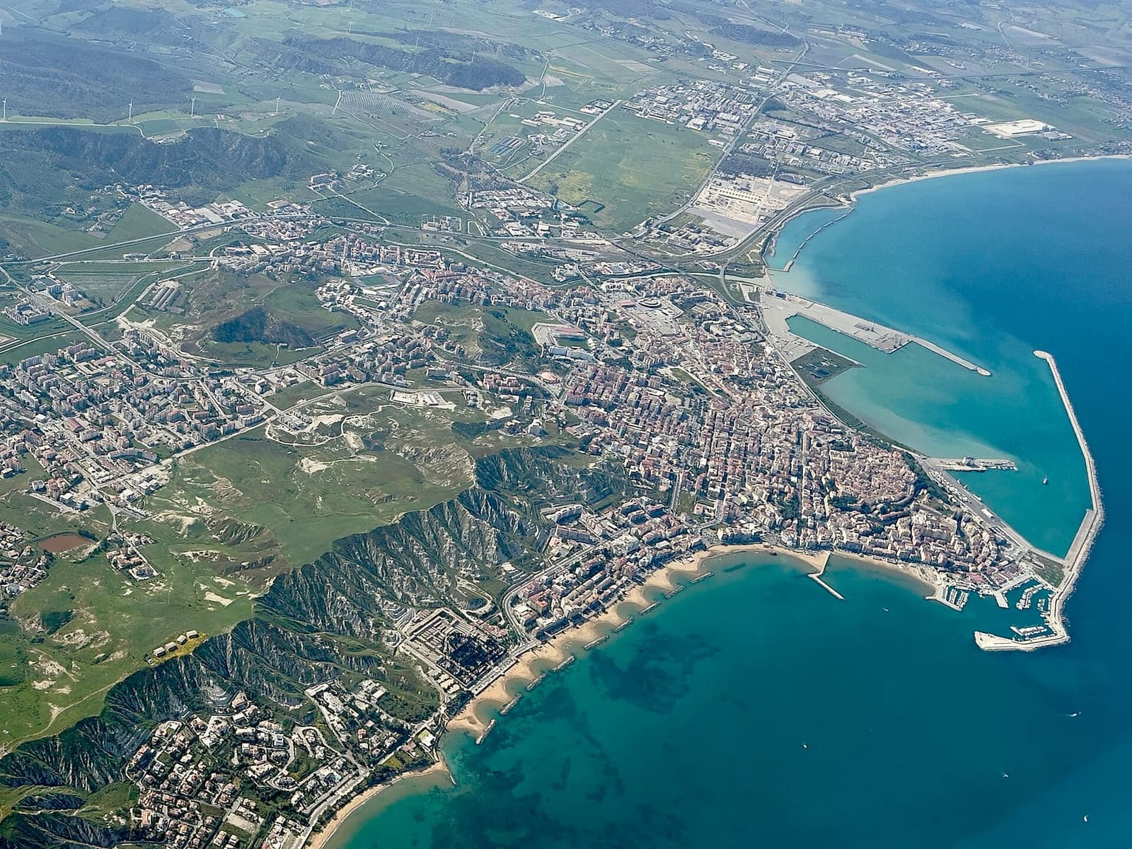 Crotone vista dall'aereo, con il centro storico sul promontorio, i due porti e il mare