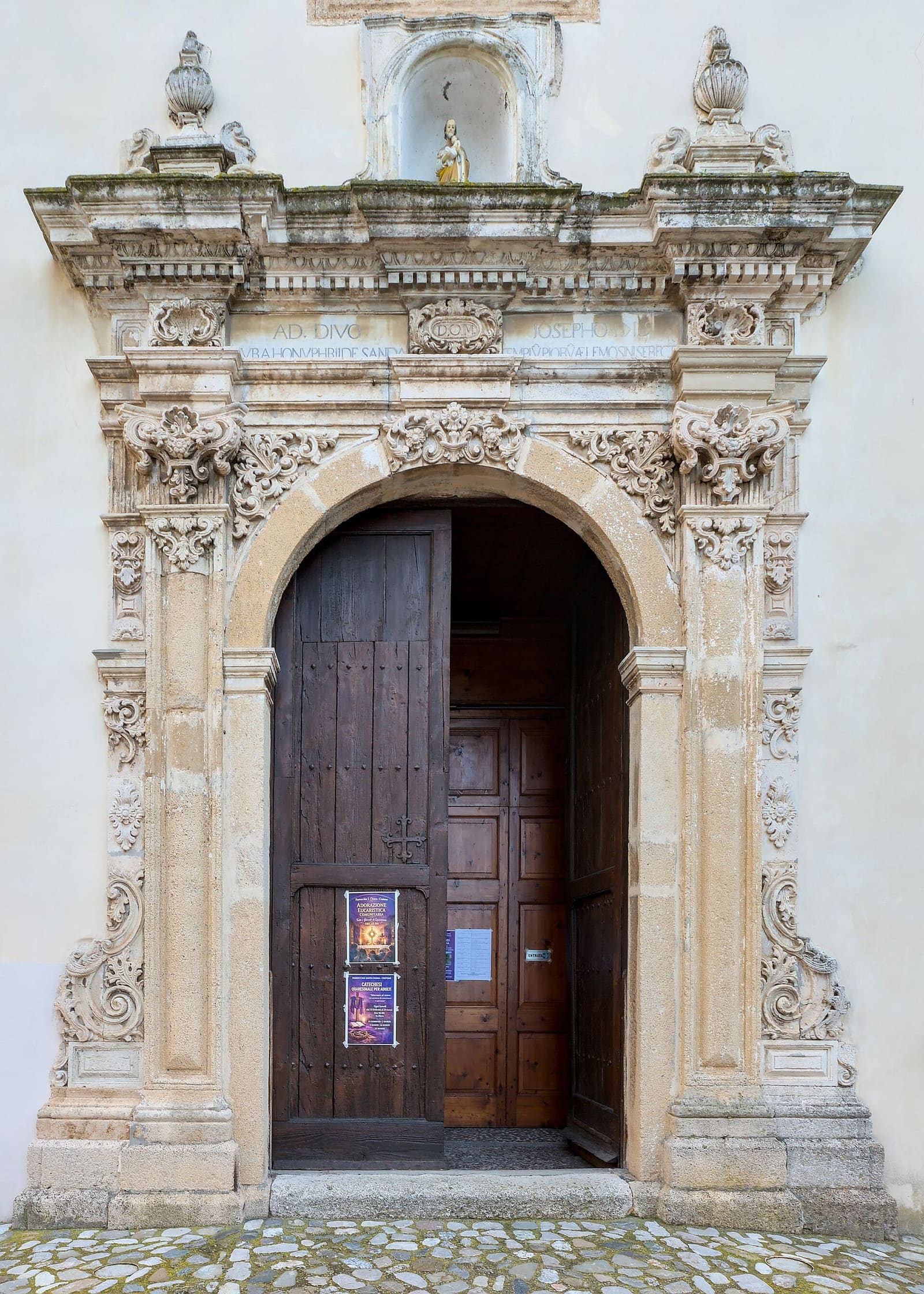 il portale barocco della chiesa di San Giuseppe, nel centro storico