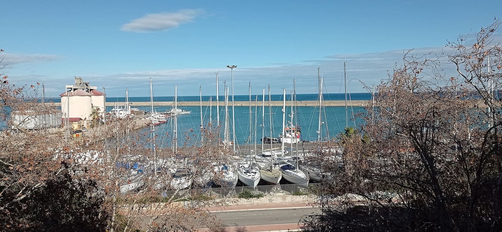 il porto nuovo visto dalla villa comunale, con le barche a vela e il mare aperto