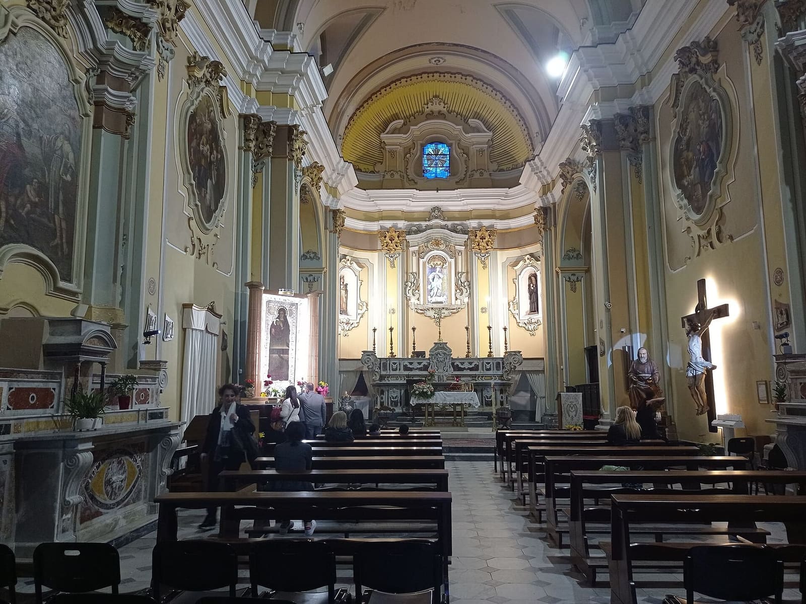 l'Immacolata nei giorni della festa di maggio, con il quadro della Madonna a sinistra