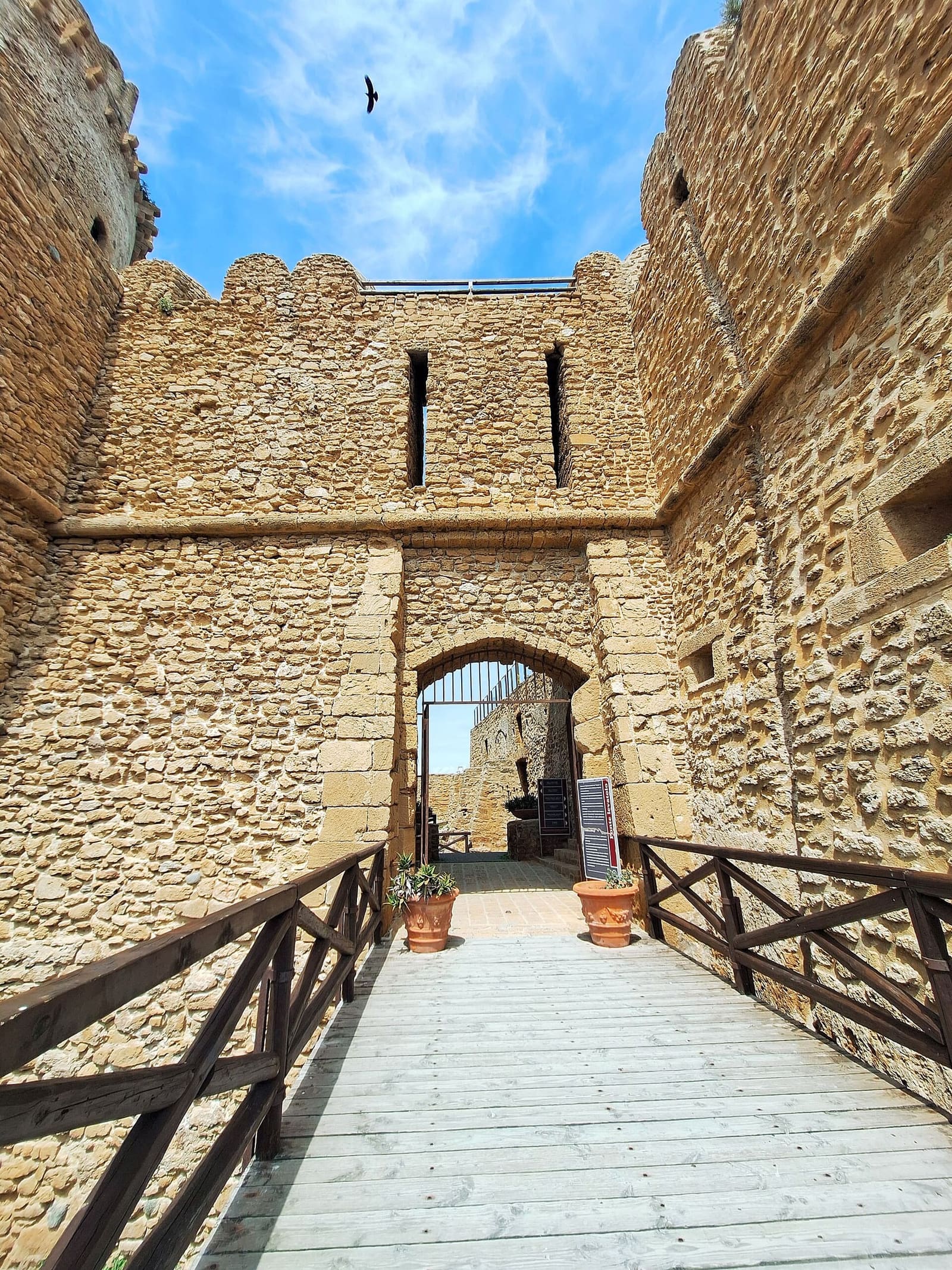 la passerella e la porta della fortezza di Le Castella