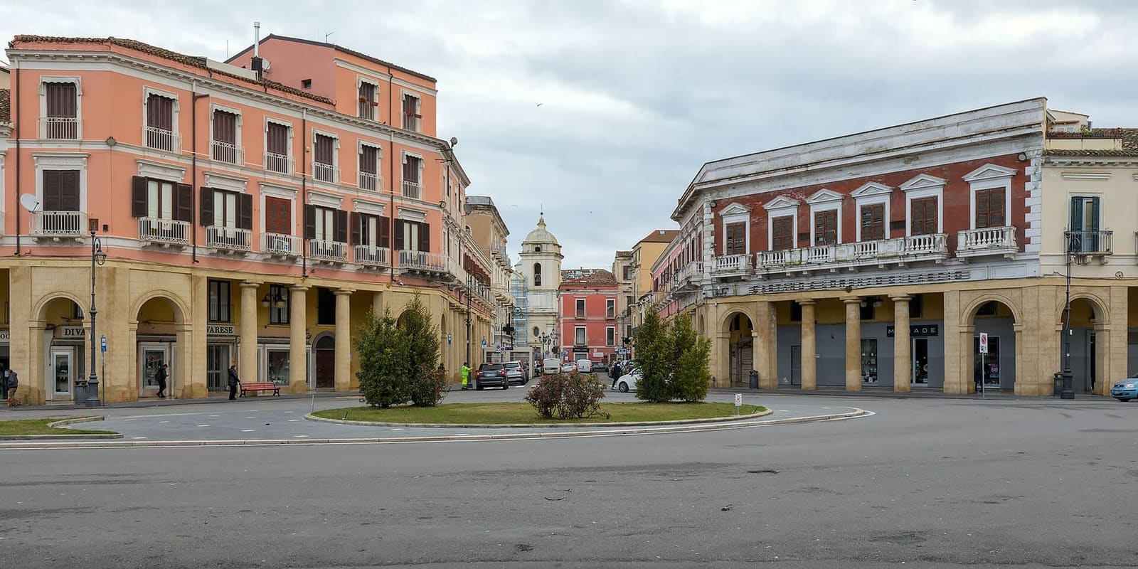 piazza Pitagora con i suoi palazzi a portici