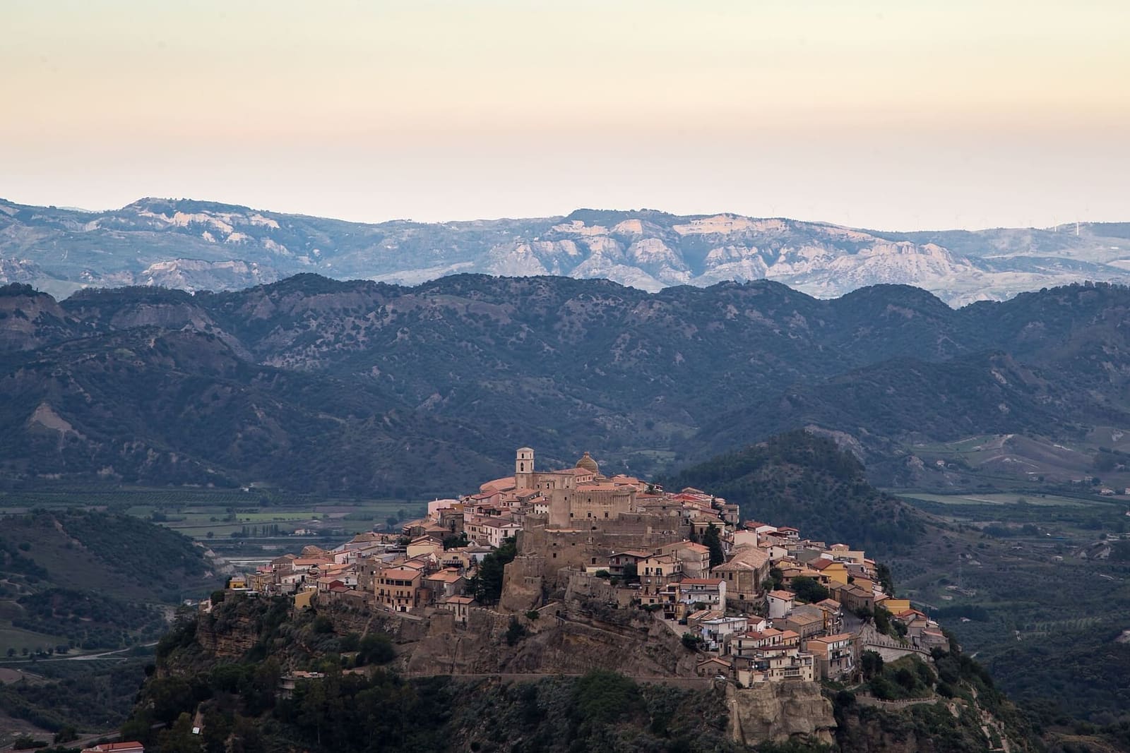 Santa Severina sulla sua rupe, fra le colline dell'interno