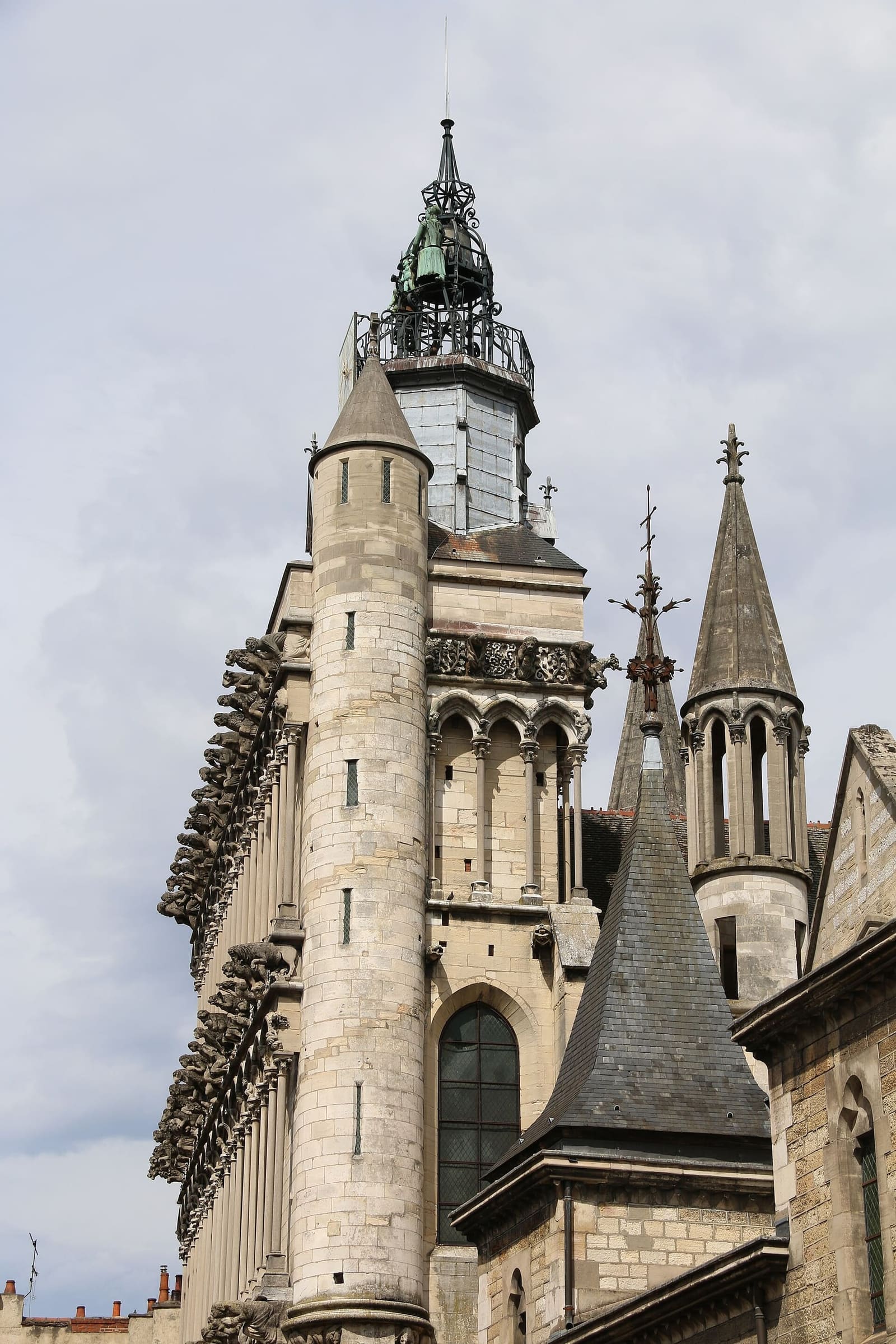 la torre del Jacquemart sopra la facciata di Notre-Dame