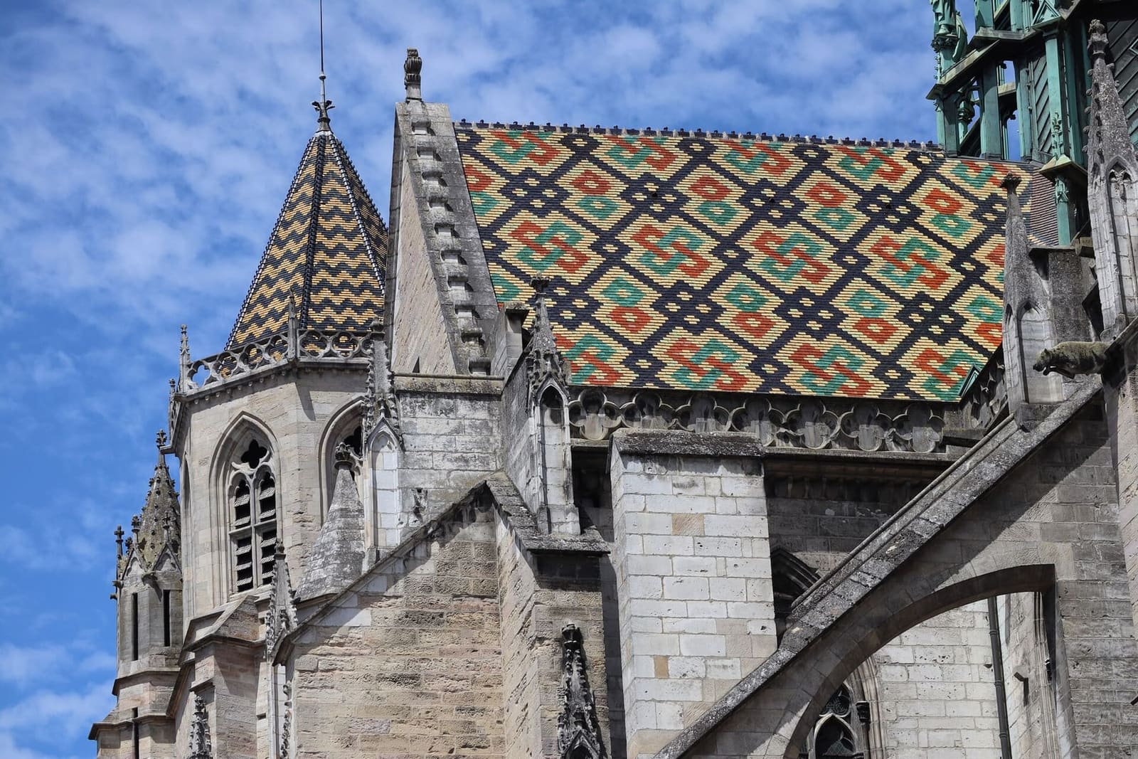 il tetto di tegole verniciate della cattedrale di Saint-Bénigne
