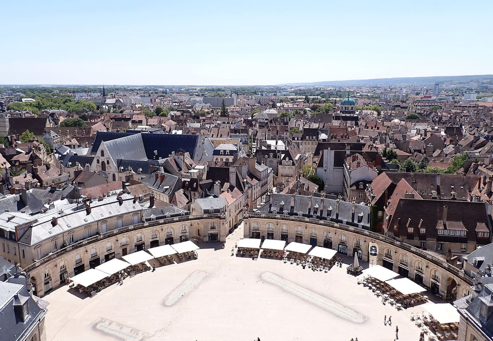 la piazza a semicerchio vista dalla cima della torre, con i tetti della città fino alla pianura