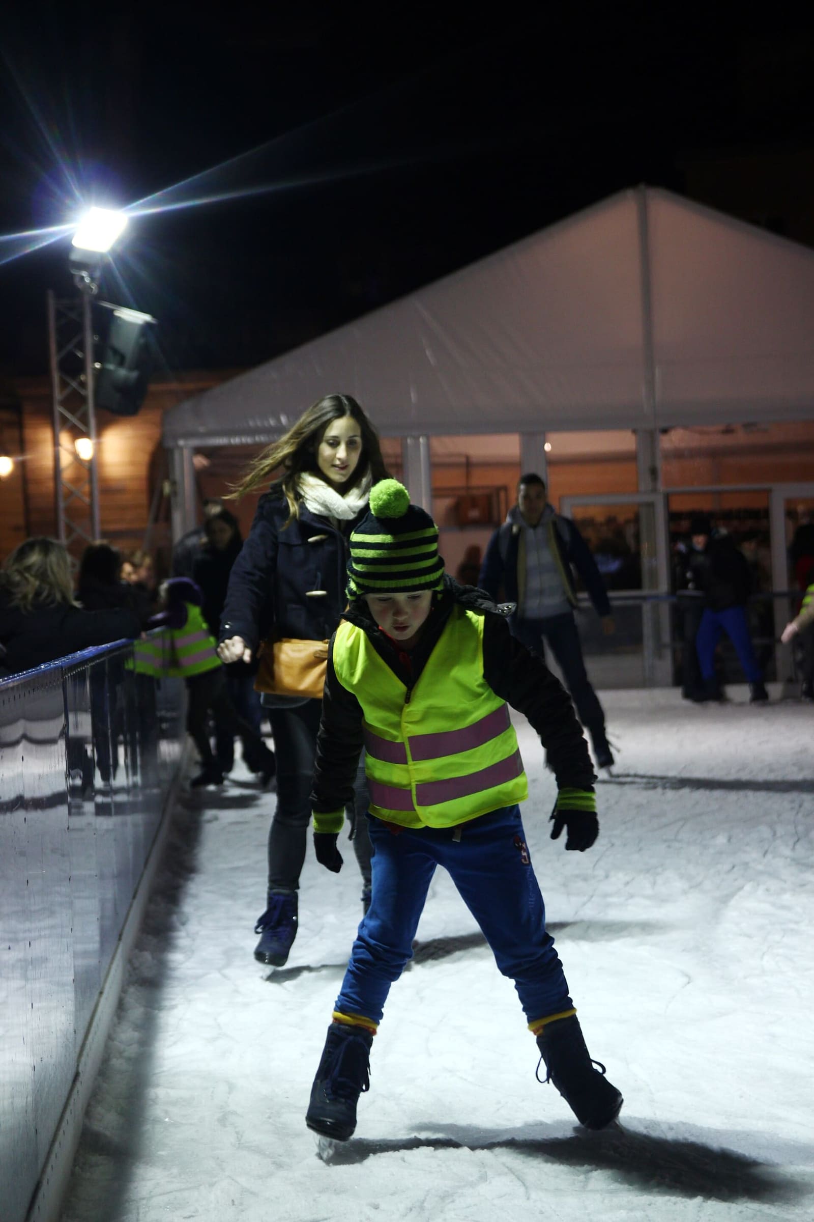 sulla pista di pattinaggio di Natale, la sera