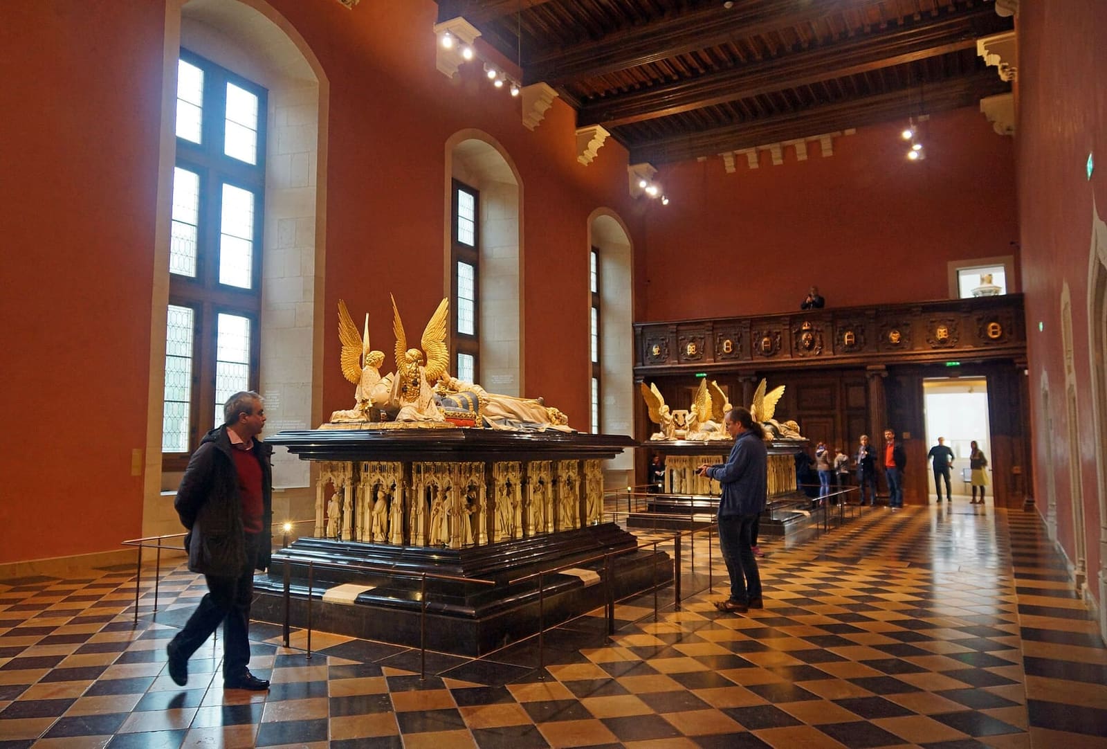 la sala delle tombe nel museo di belle arti, con le due tombe dei duchi