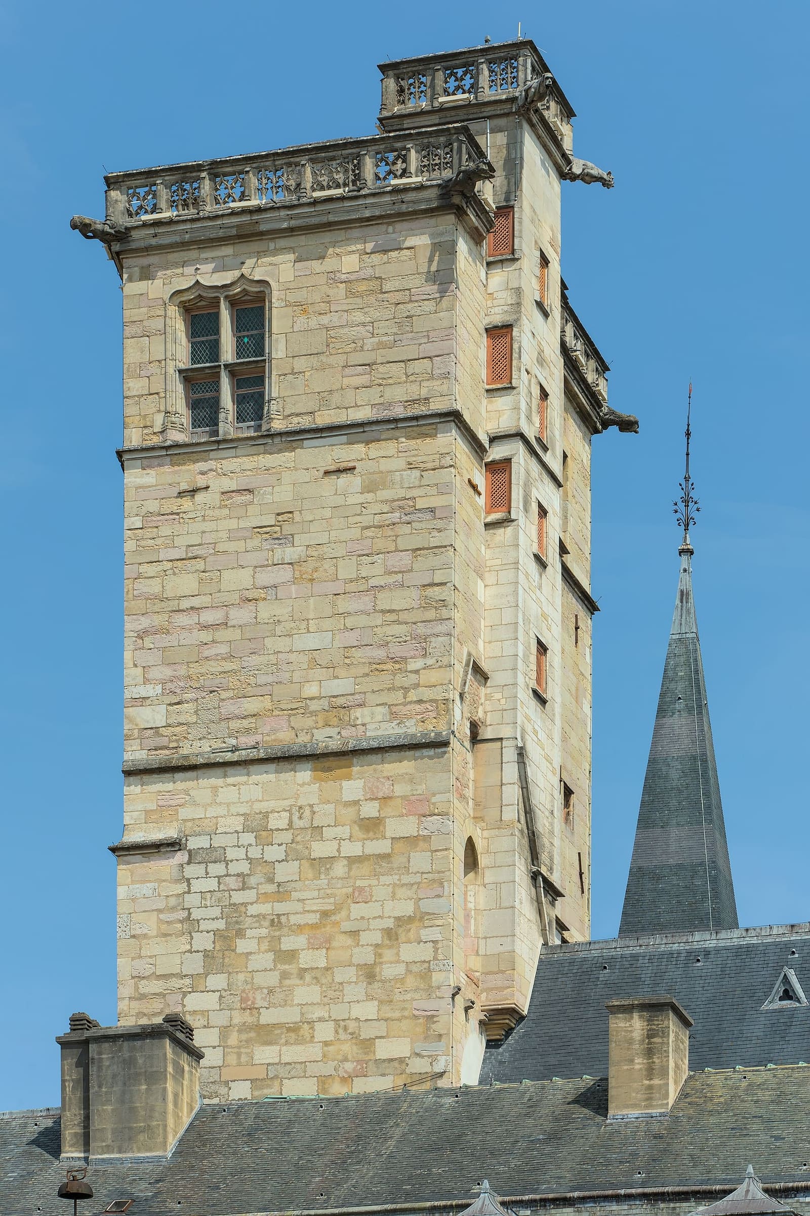 la torre di Filippo il Buono sopra i tetti del palazzo