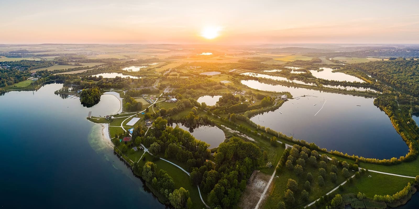 i laghi di Jablines e Annet nell'ansa della Marna, dall'alto al tramonto