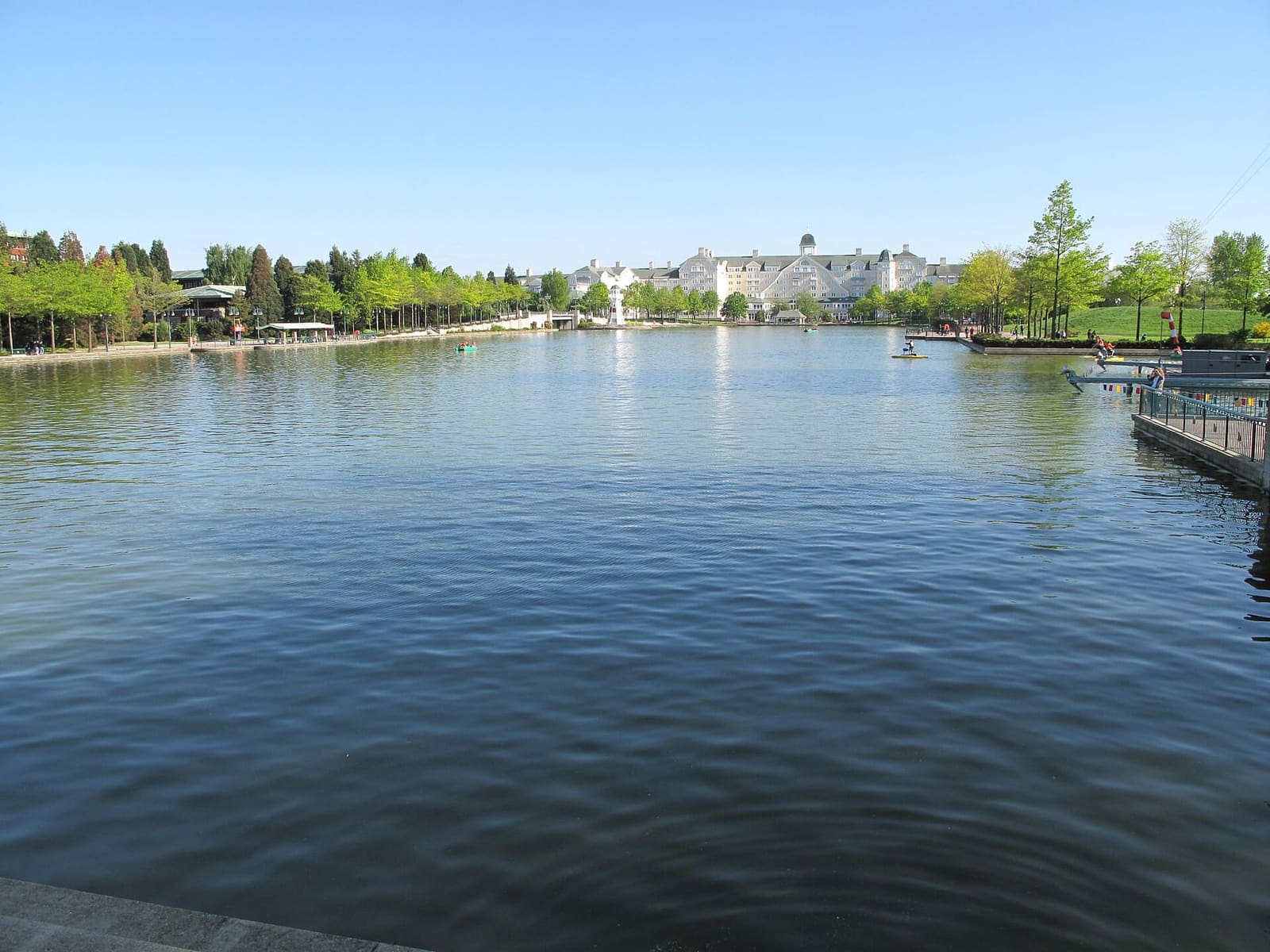 der Lac Disney an einem Maimorgen, mit den Hotels in der Ferne am Ufer