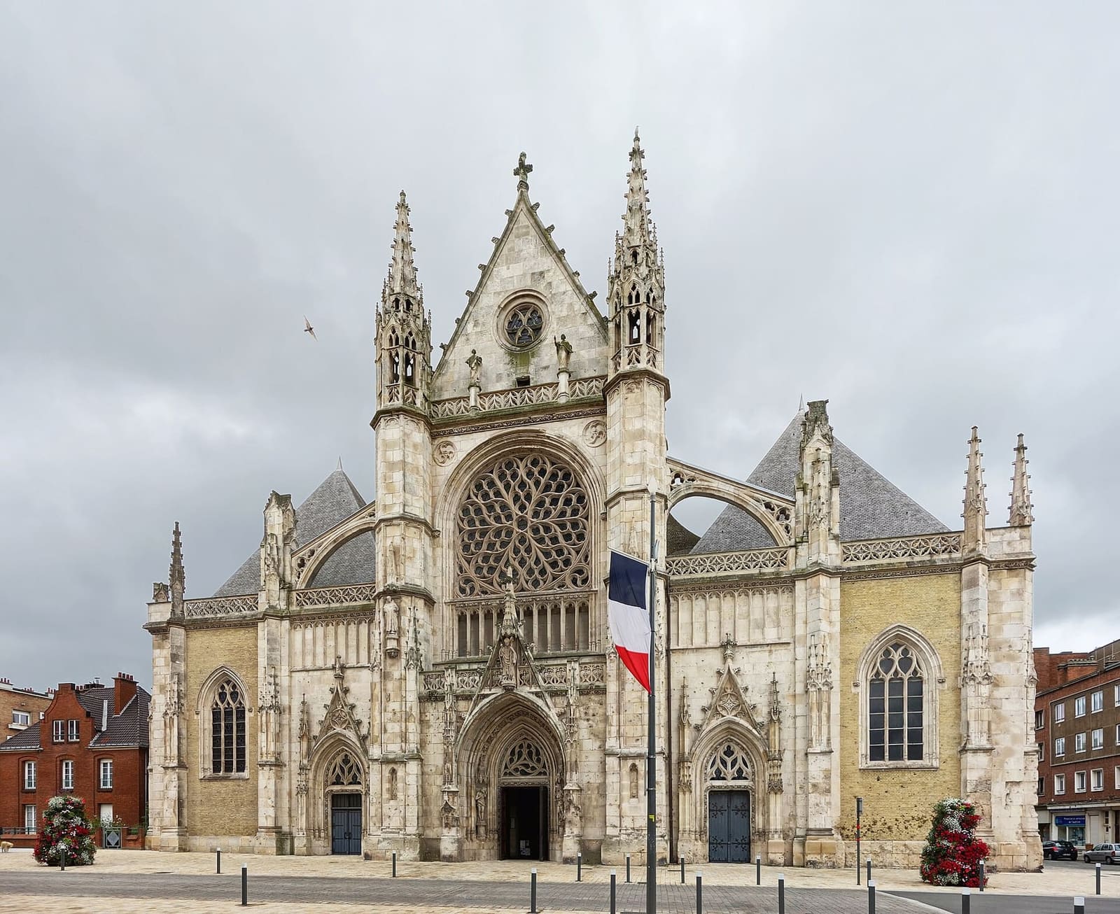 the neo-Gothic façade of Saint-Éloi with its rose window and pinnacles