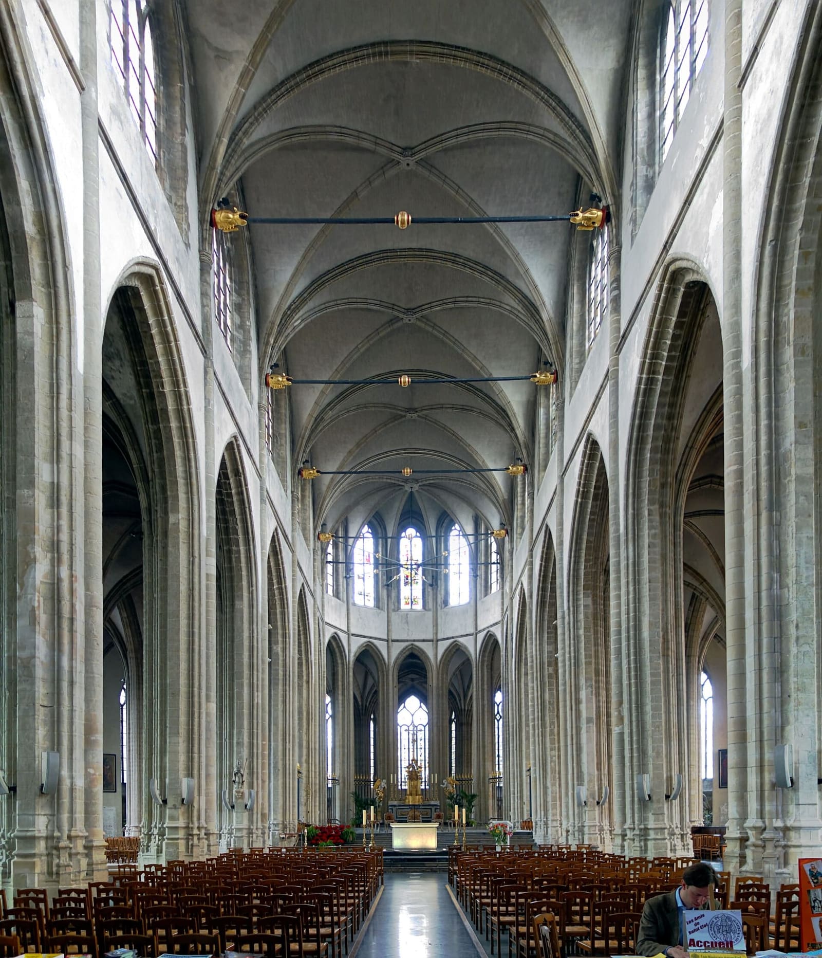 the central nave of Saint-Éloi looking towards the choir, with its high pale vaults