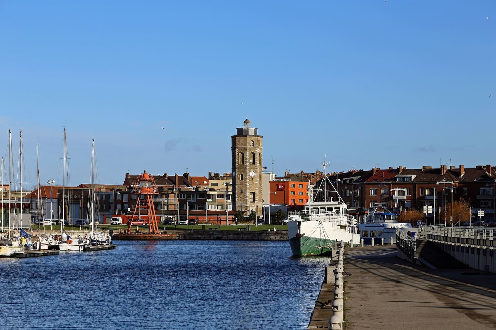 the Tour du Leughenaer above the boats in the port, near the Quai des Hollandais