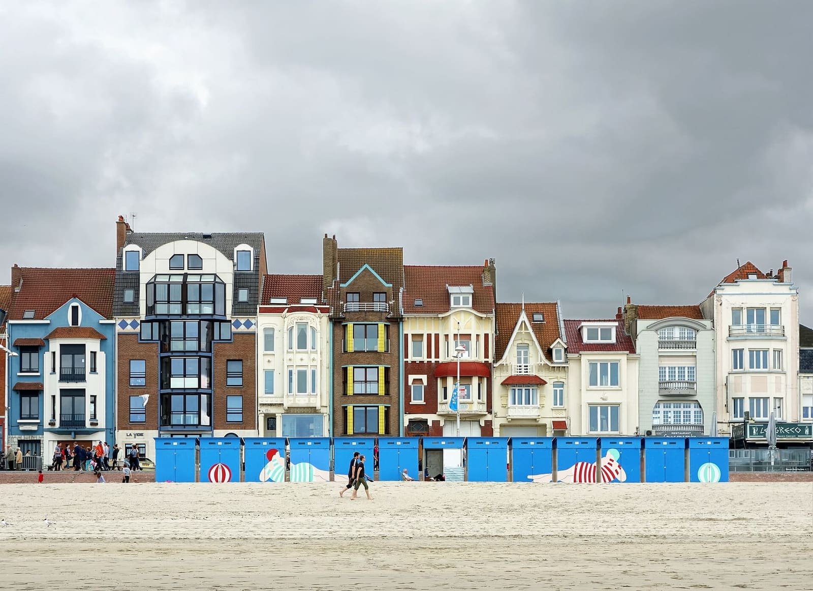 the beach huts lined up on the sand of Malo-les-Bains, with the villas of the promenade behind