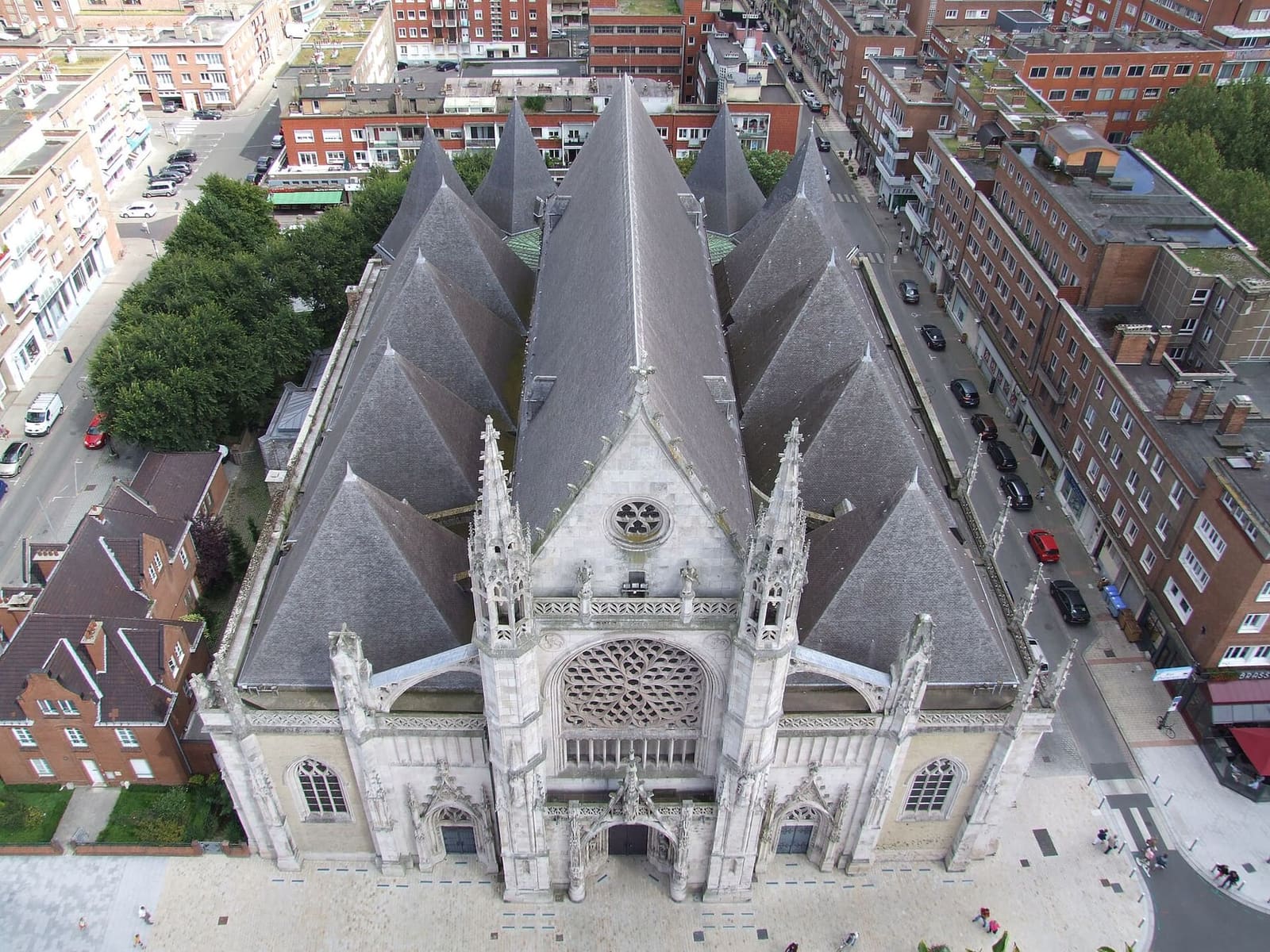 Saint-Éloi seen from the belfry terrace, with the pointed roofs of the aisles and the Reconstruction houses around it