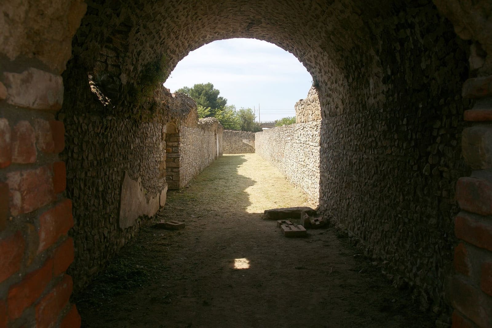 il passaggio ad arco dell'edificio con il criptoportico, lungo via di Porta Marina