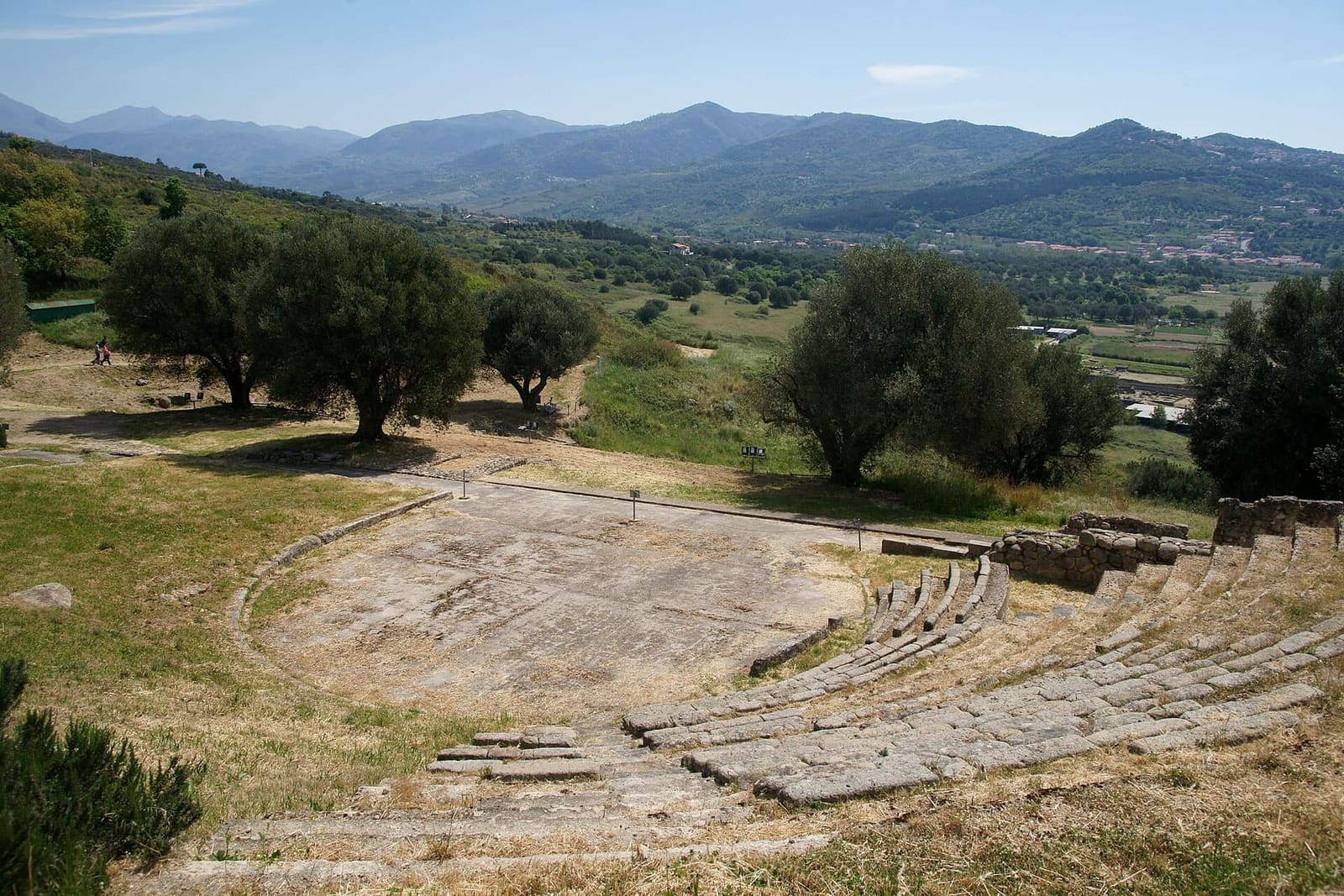 il teatro con la cavea a gradini fra gli ulivi e i monti dietro, a febbraio