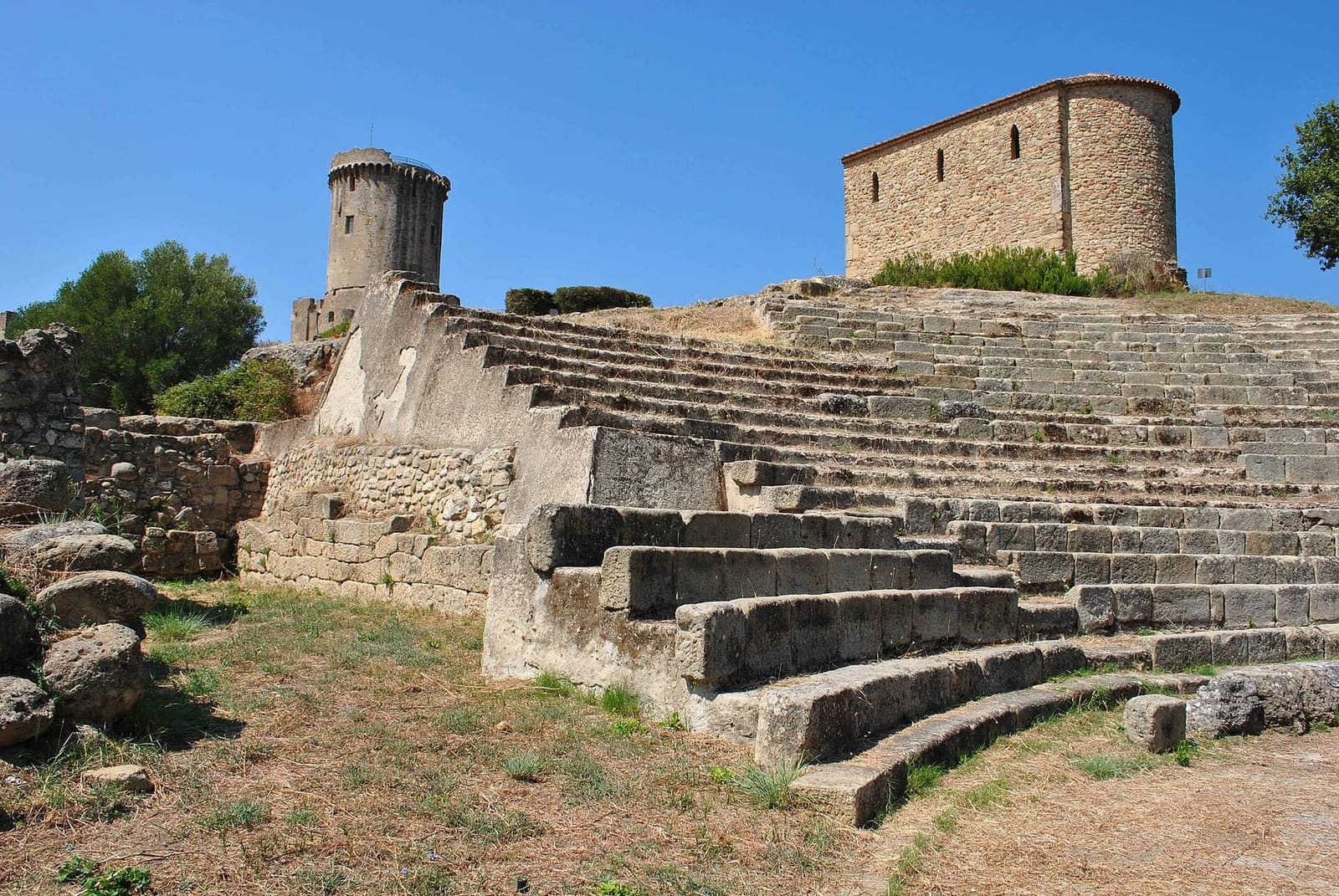 i gradini del teatro, con sopra la torre angioina e la Cappella Palatina