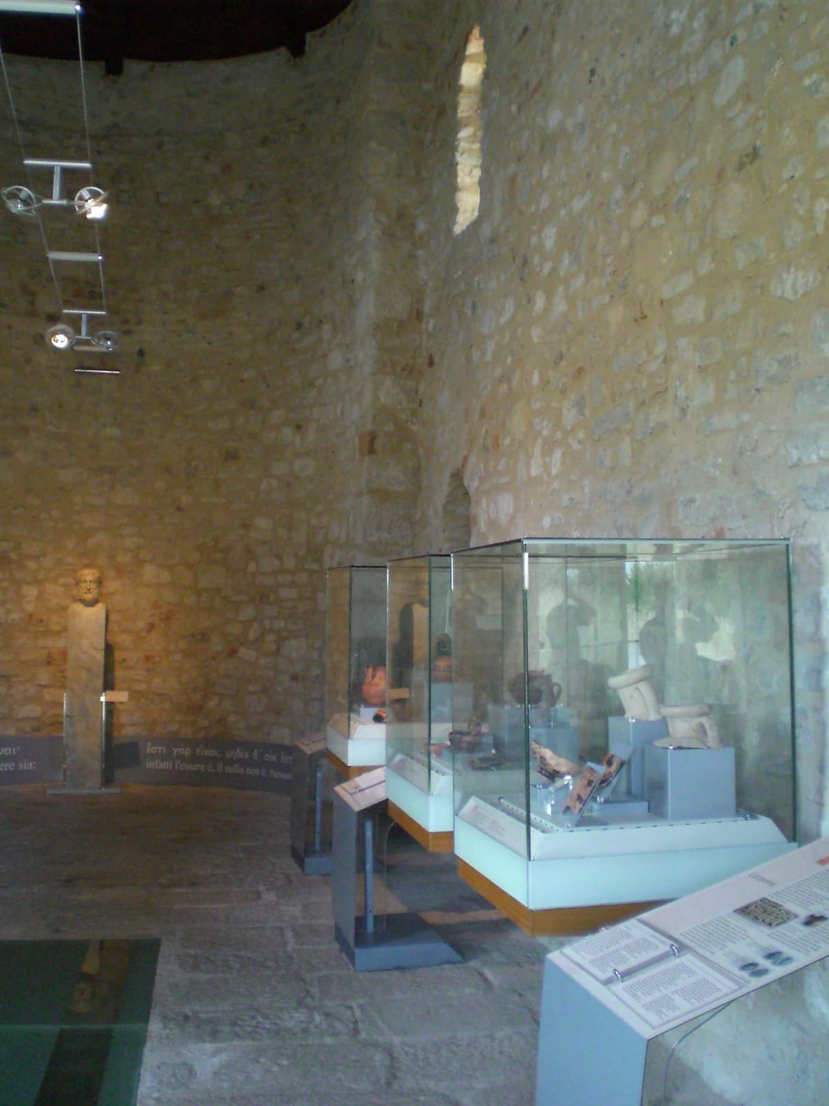 le vetrine dell'antiquarium di Velia fra le pareti di pietra