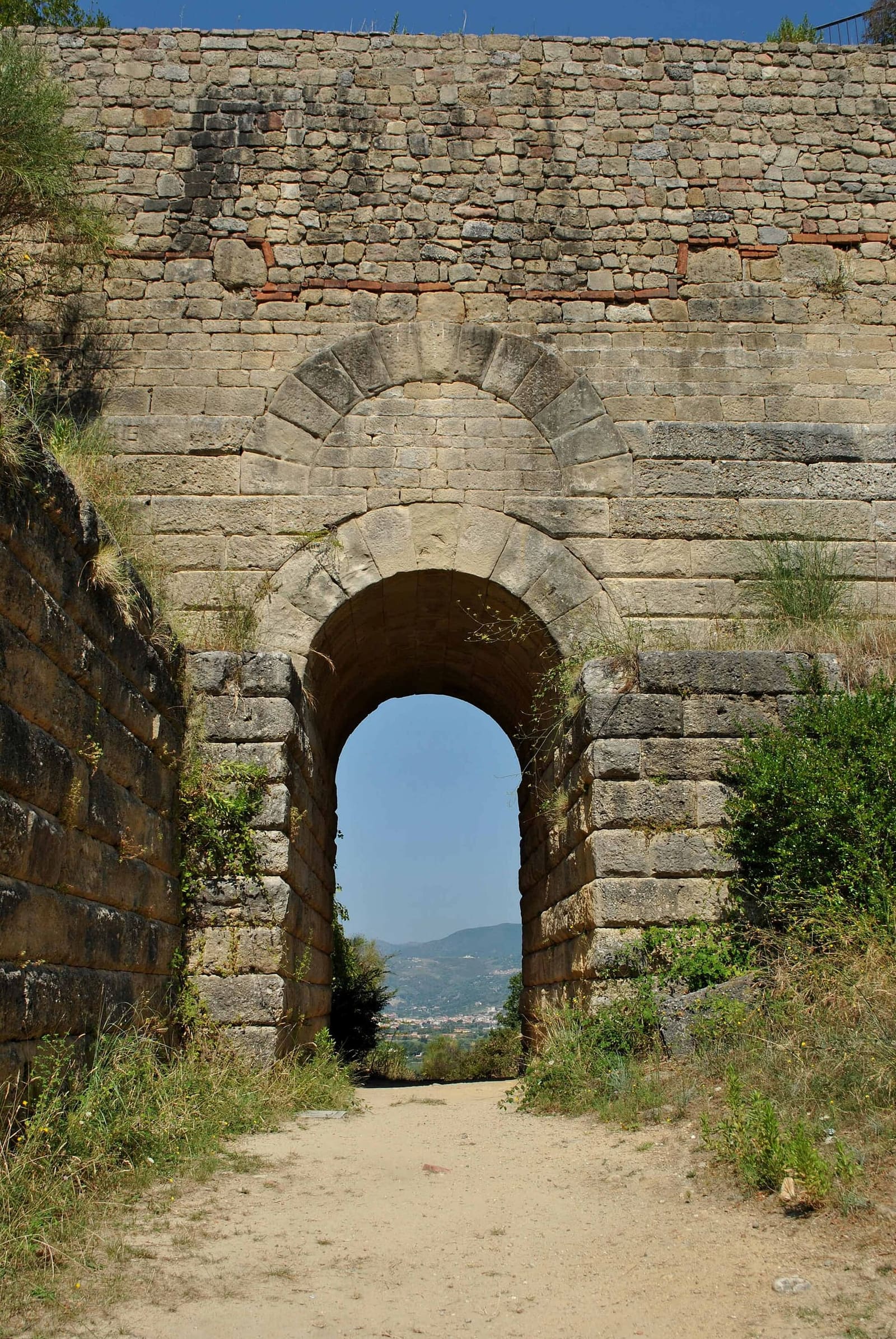 l'arco di Porta Rosa con l'arco di scarico sopra, e oltre l'arco la valle