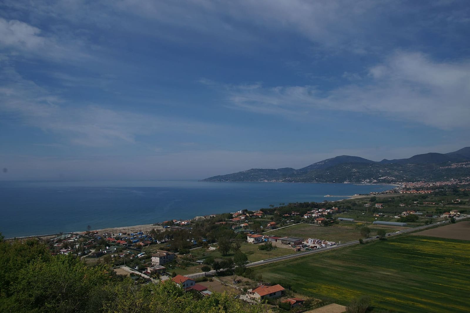 dalla torre la piana e la costa verso Casal Velino, a febbraio