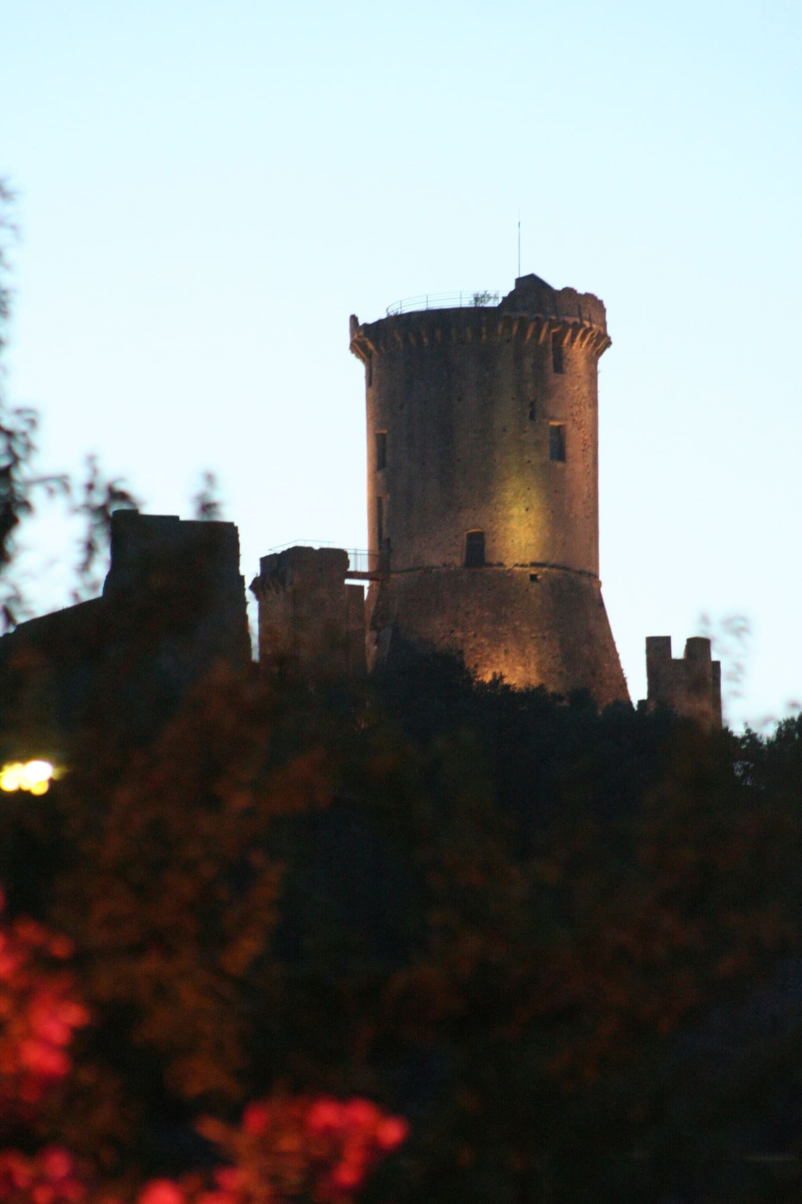 la torre angioina illuminata al tramonto