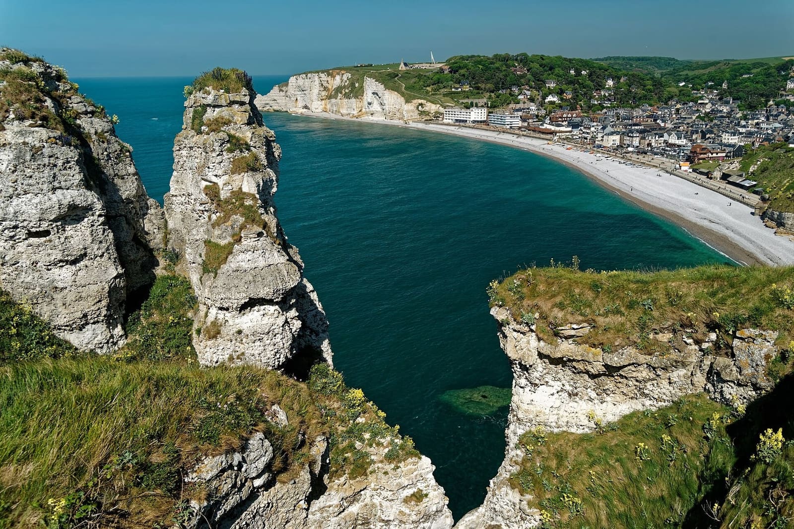die Kreidezinnen auf der Falaise d'Aval, dahinter die Bucht, der Ort und die Falaise d'Amont