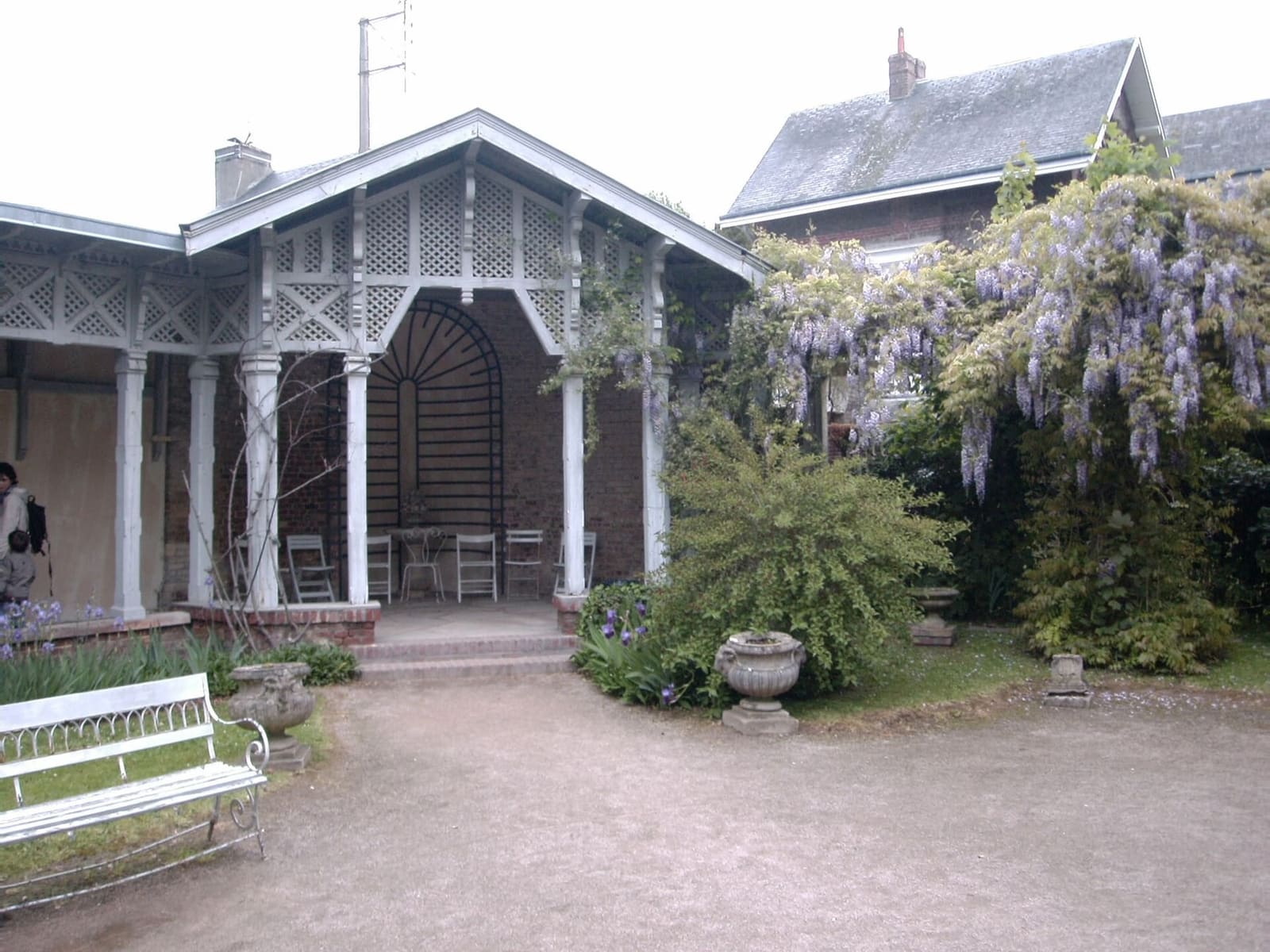 der Pavillon im Garten des Clos Lupin, des Hauses von Maurice Leblanc, mit blühendem Blauregen, Anfang Mai