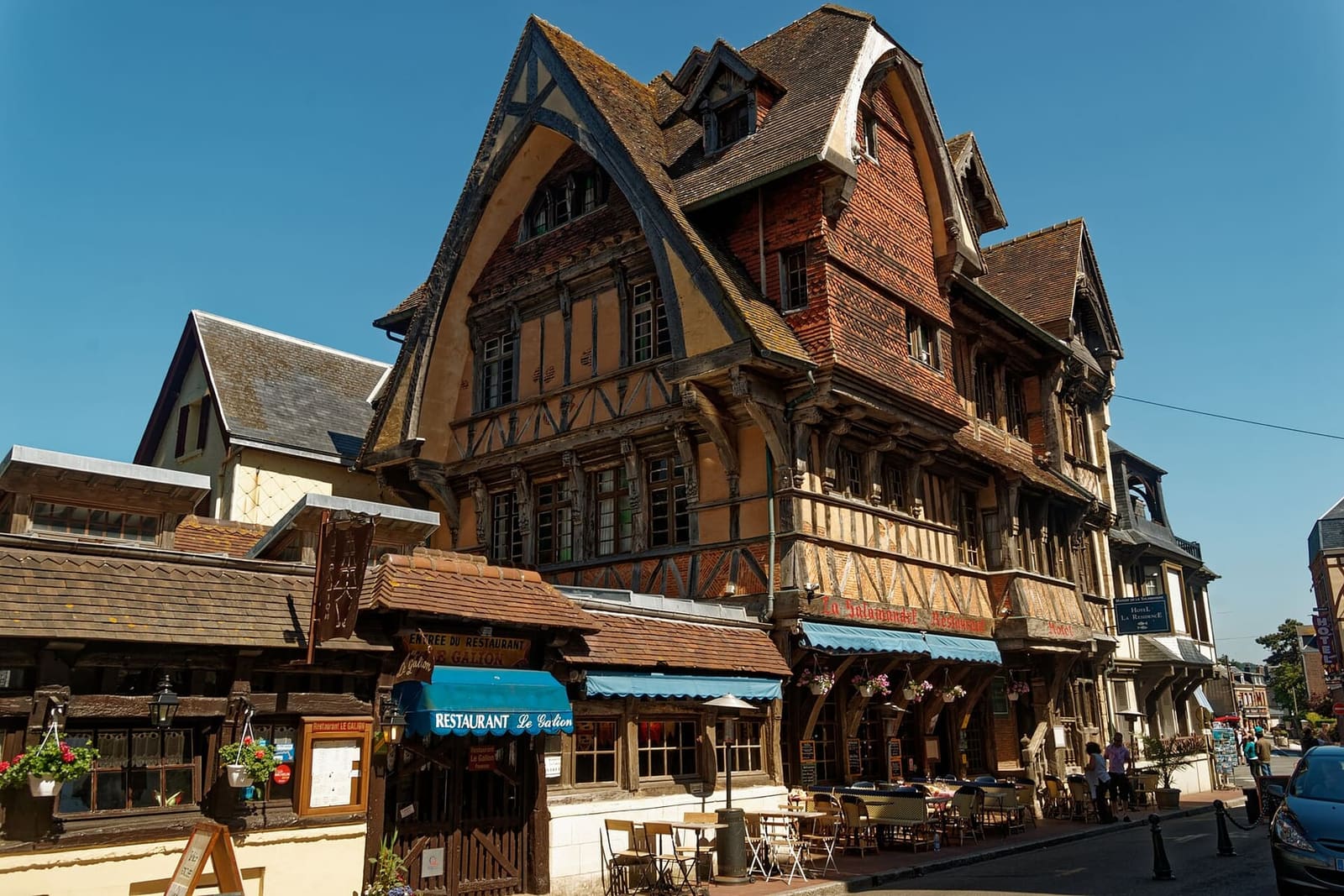 das Manoir de la Salamandre von der Rue Monge aus, das Fachwerkhaus, das in Lisieux abgebaut und hier wieder aufgebaut wurde