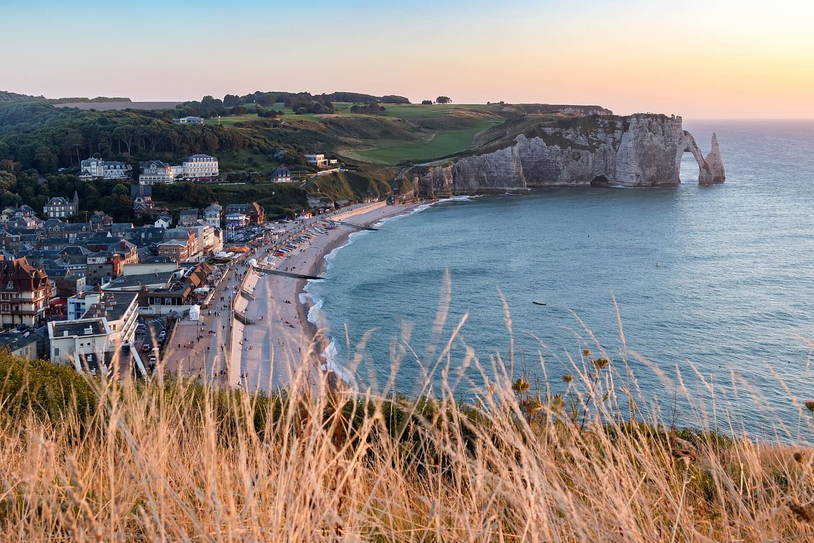 der Ort, der Strand und die Falaise d'Aval von der Falaise d'Amont aus, im Abendlicht, im August
