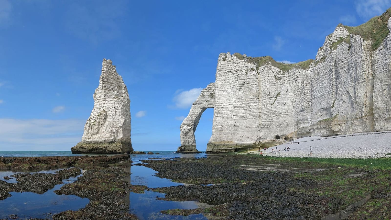 die Aiguille und die Porte d'Aval bei Ebbe, unter blauem Himmel