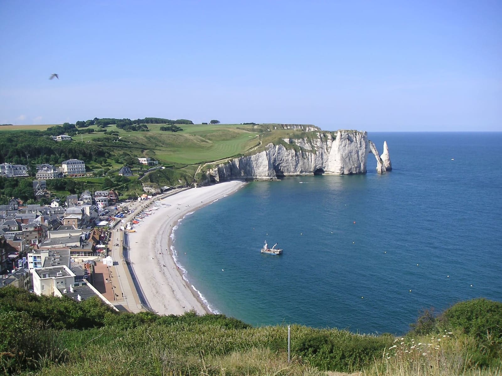 die Bucht, der Strand und der Ort, mit dem Golfplatz oben auf der Falaise d'Aval und hinten der Porte d'Aval