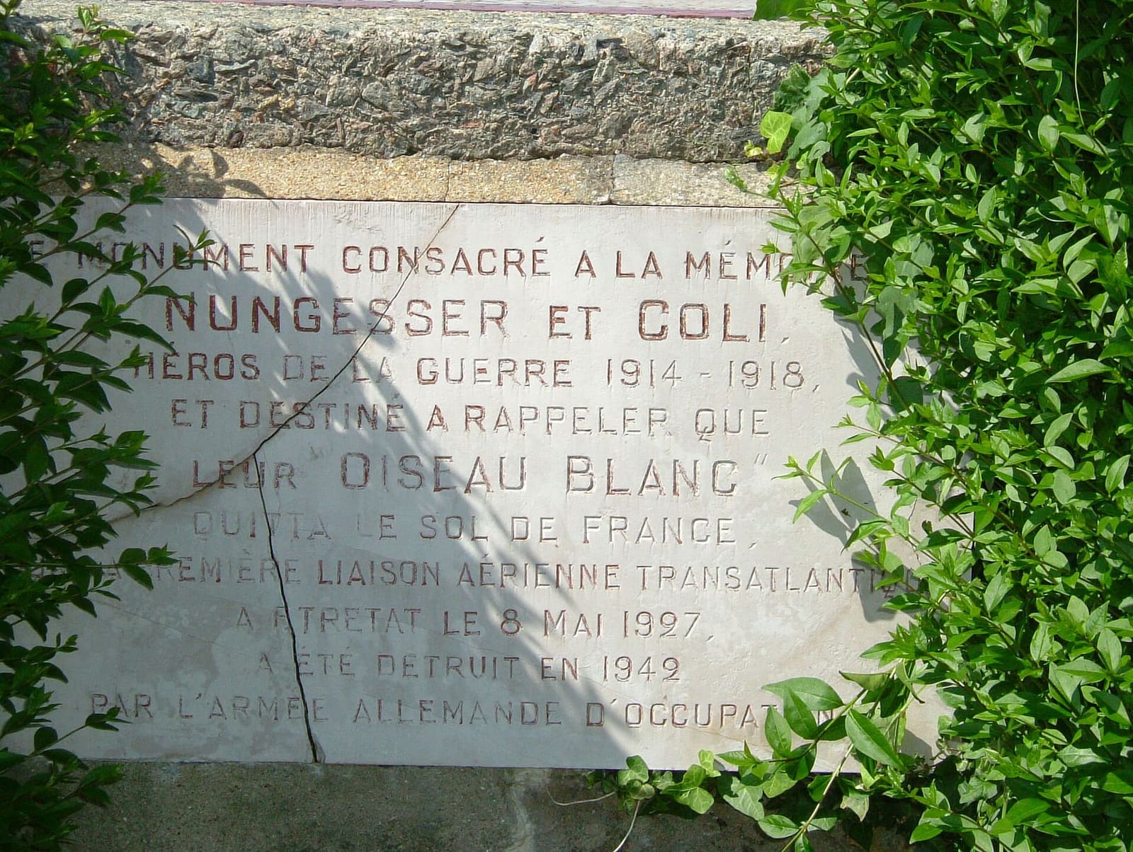 die Gedenktafel des Denkmals für Nungesser und Coli: L'Oiseau Blanc verließ Frankreich am 8. Mai 1927 bei Étretat, das erste Denkmal wurde 1942 zerstört