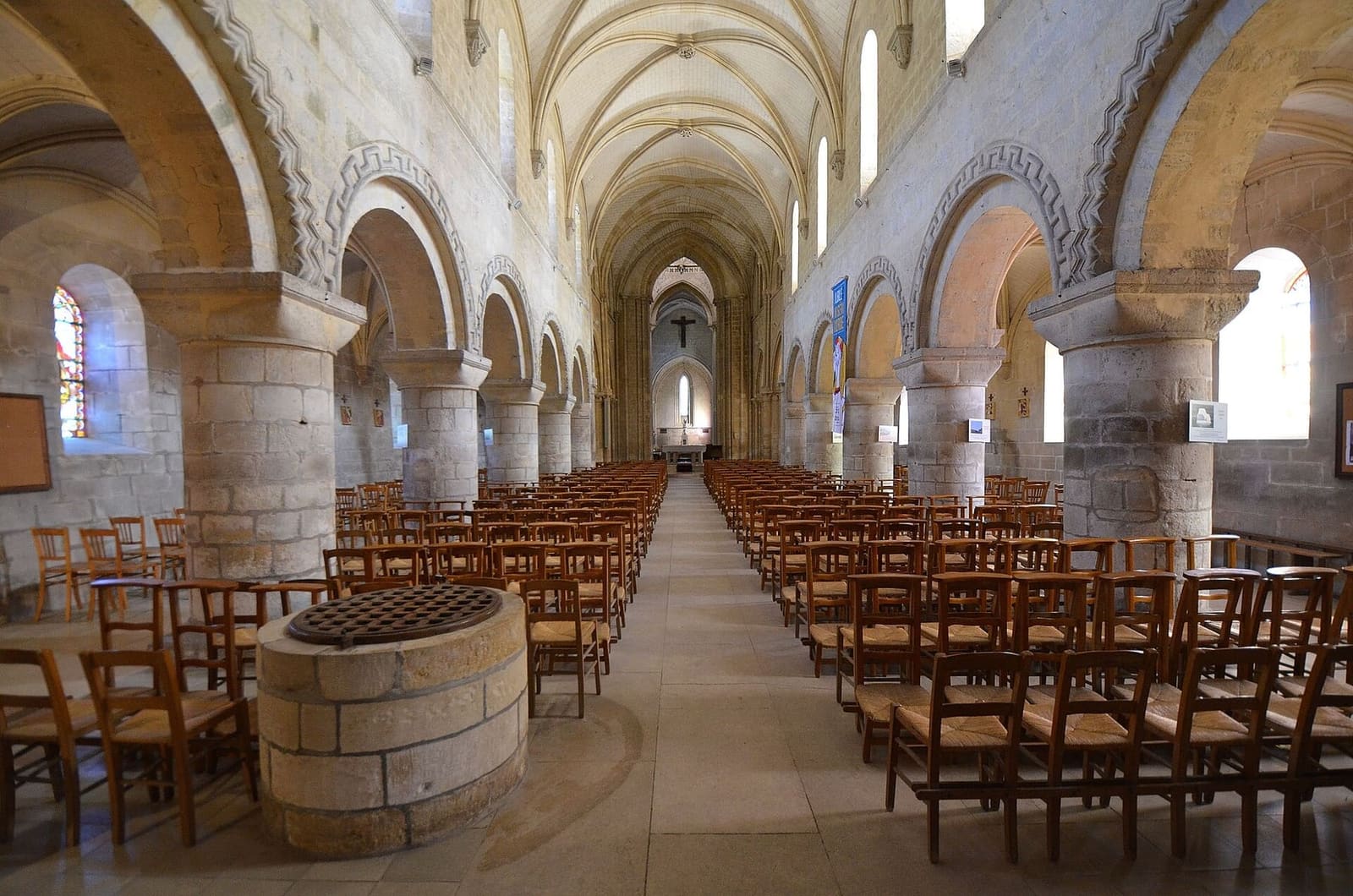 das romanische Langhaus der Église Notre-Dame, mit runden Säulen und verzierten Bögen
