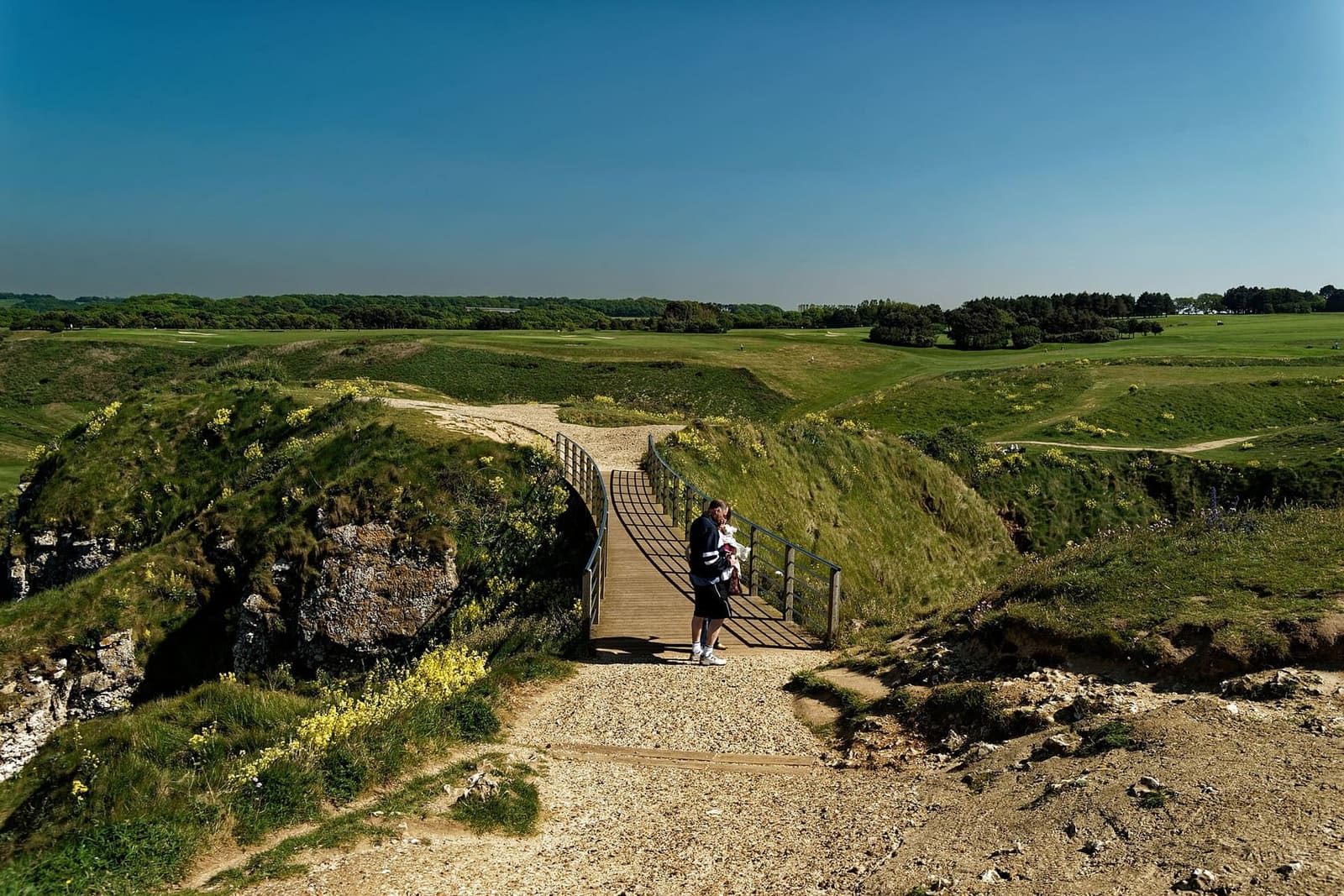 die Holztreppe des Wegs auf der Falaise d'Aval, zwischen den Wiesen oben auf der Klippe