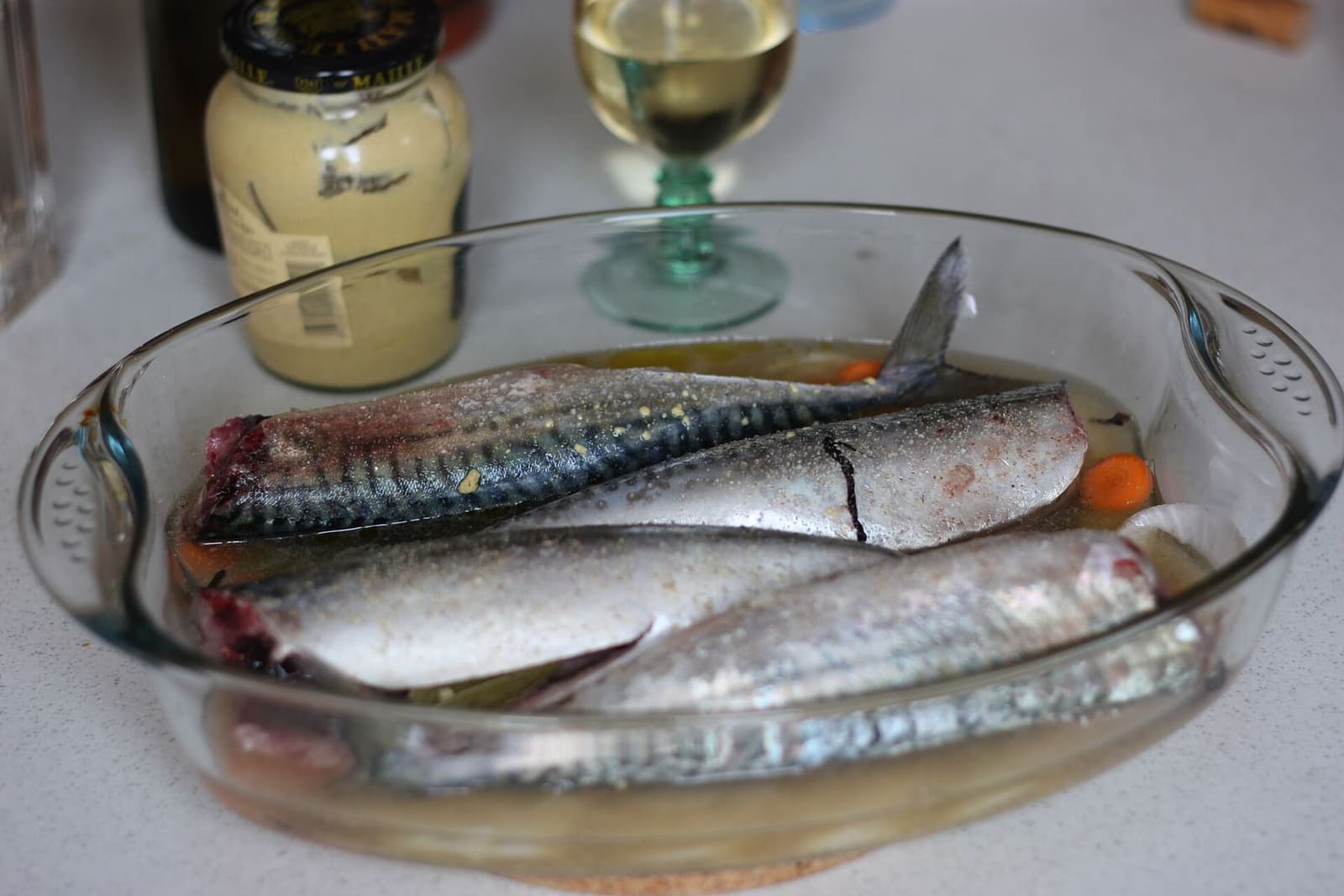 Sgombri marinati al vino bianco e all'aceto di sidro