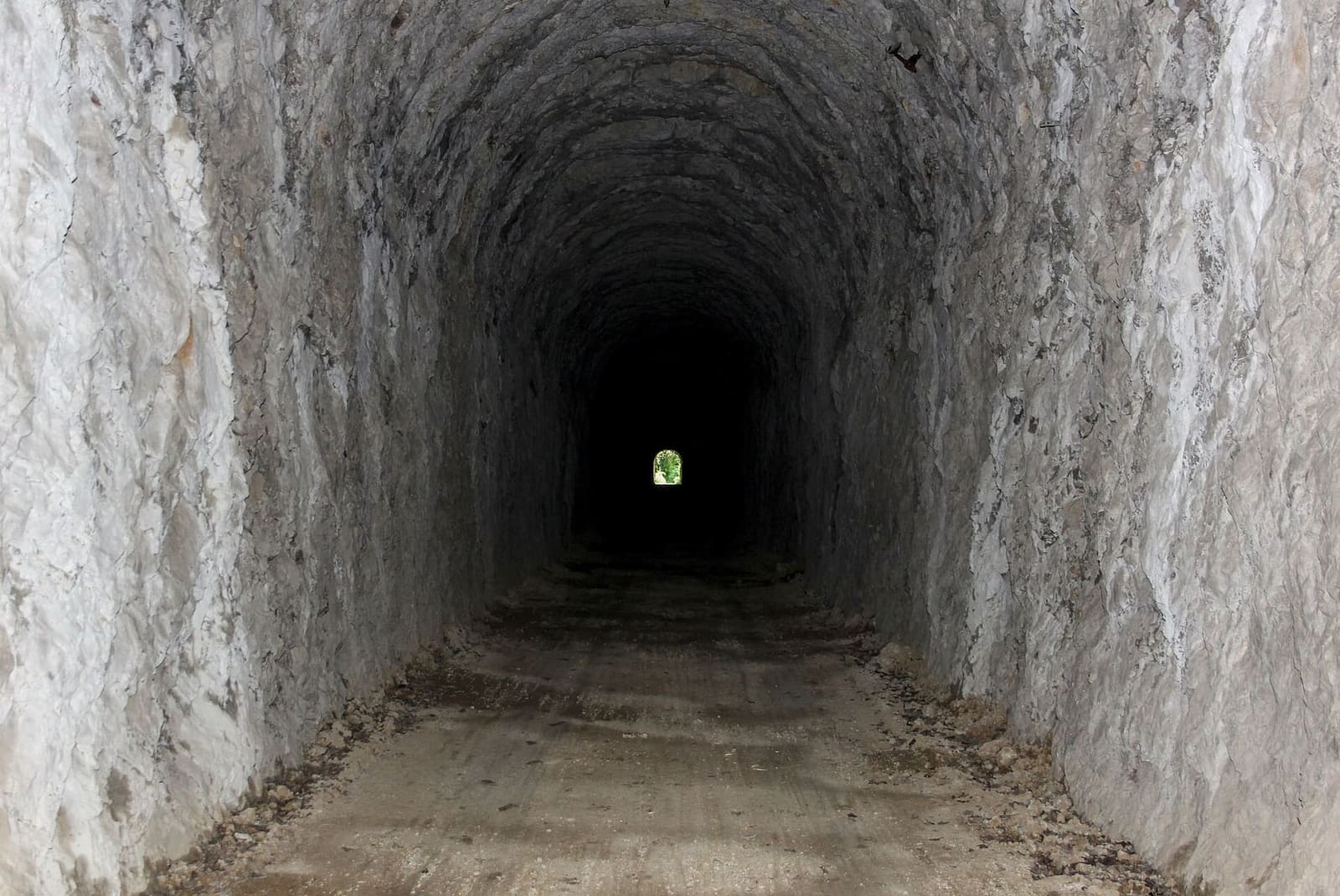 dentro una galleria della ferrovia alle gole di Biselli, verso Norcia, con la luce dell'uscita in fondo