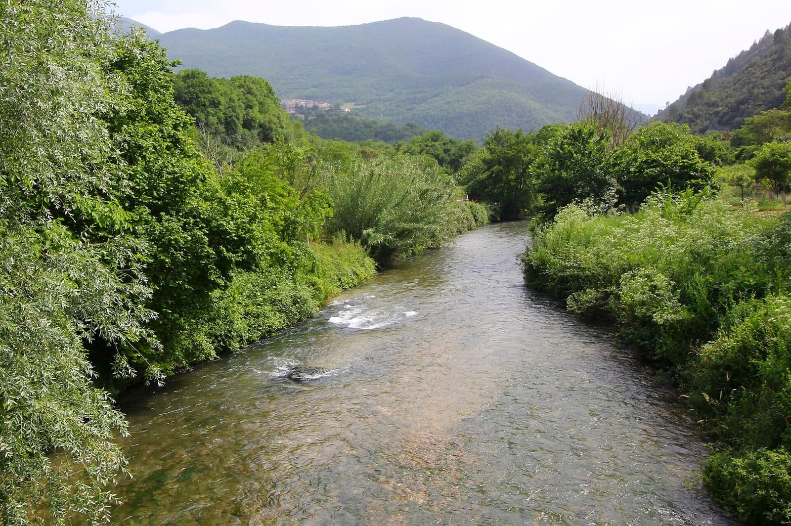 il Nera a Piedipaterno, dove finisce il tratto aperto della ciclabile in fondo valle