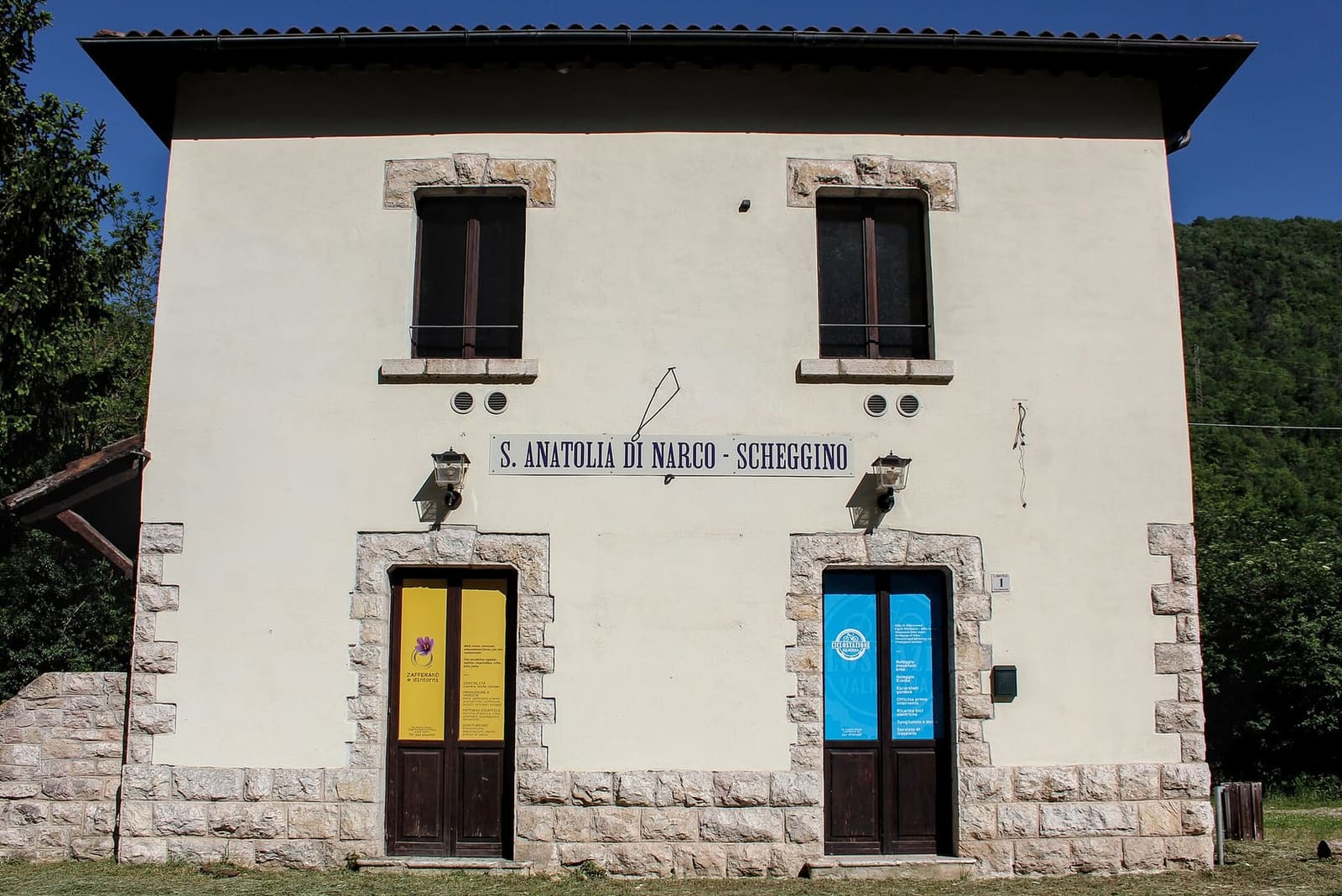la facciata della stazione di Sant'Anatolia di Narco-Scheggino, con il nome scritto sopra le porte