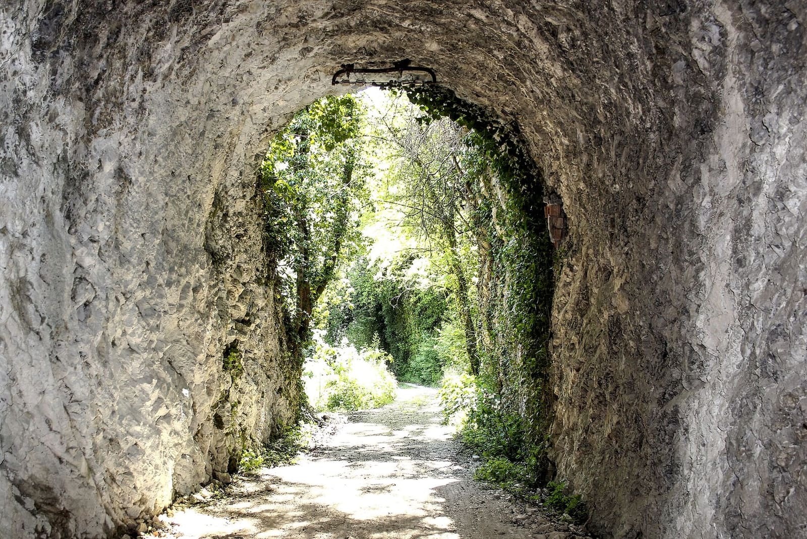 una galleria della vecchia ferrovia alle gole di Biselli, verso Norcia, fuori dai tratti aperti nel 2026