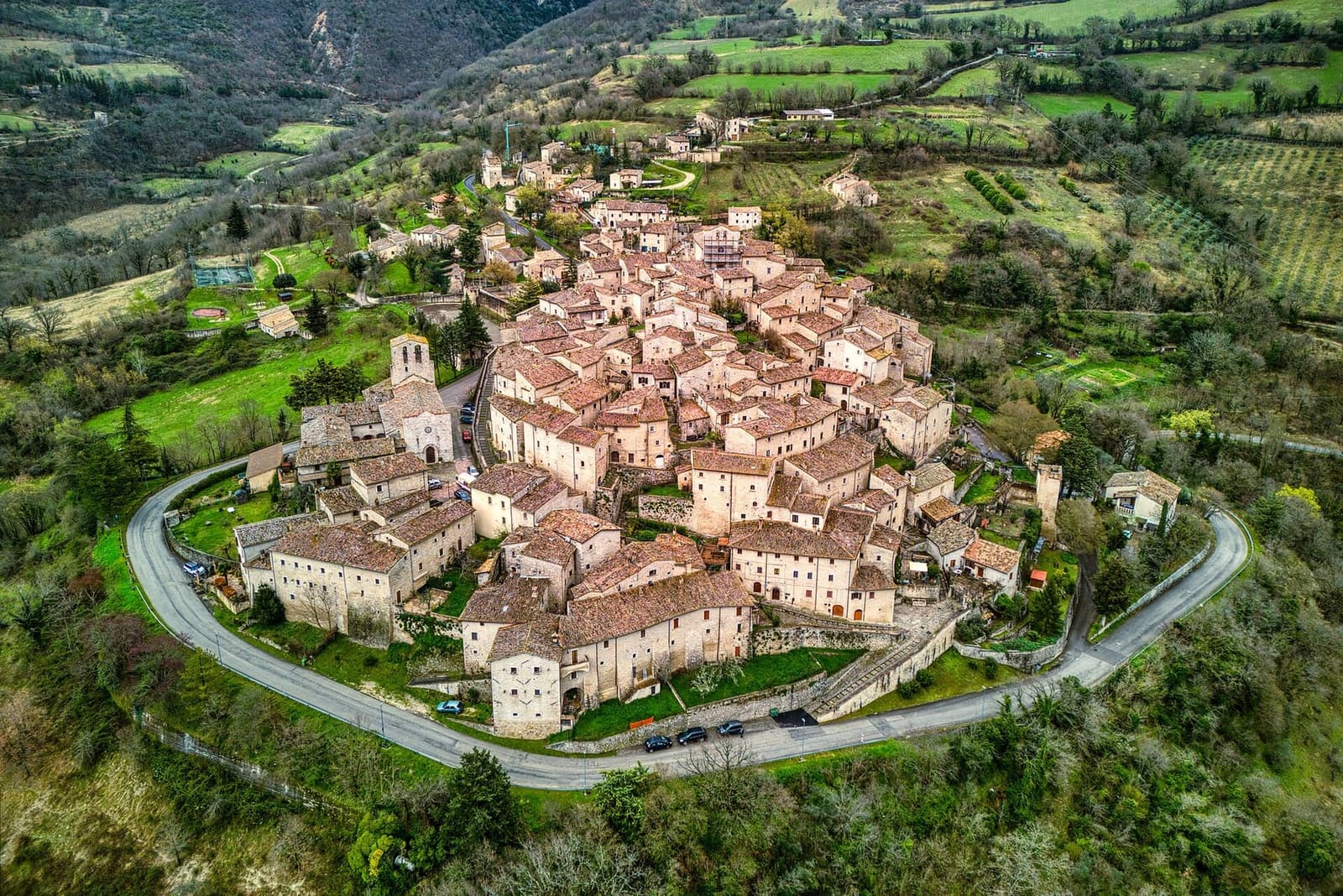 Vallo di Nera dall'alto, il borgo chiuso nel giro della strada sopra la valle