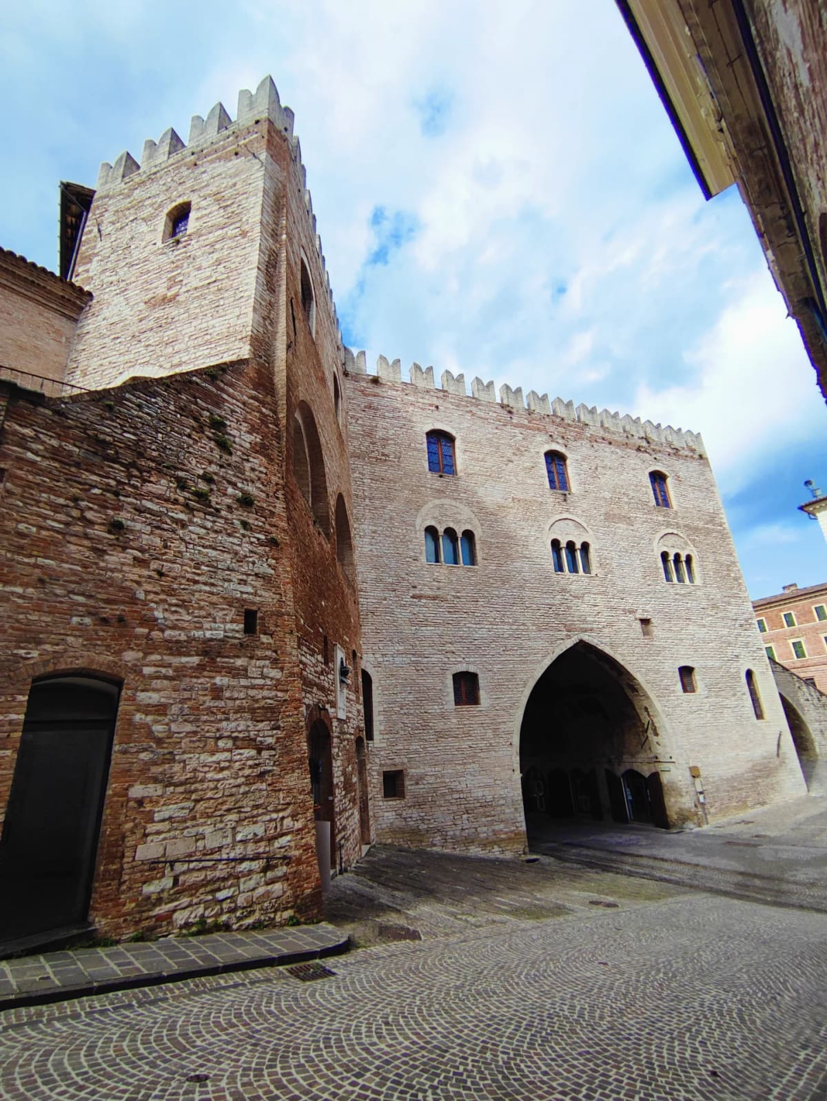 il Podestà preso di lato, con il grande arco a sesto acuto sotto cui si passa e le trifore in fila sopra