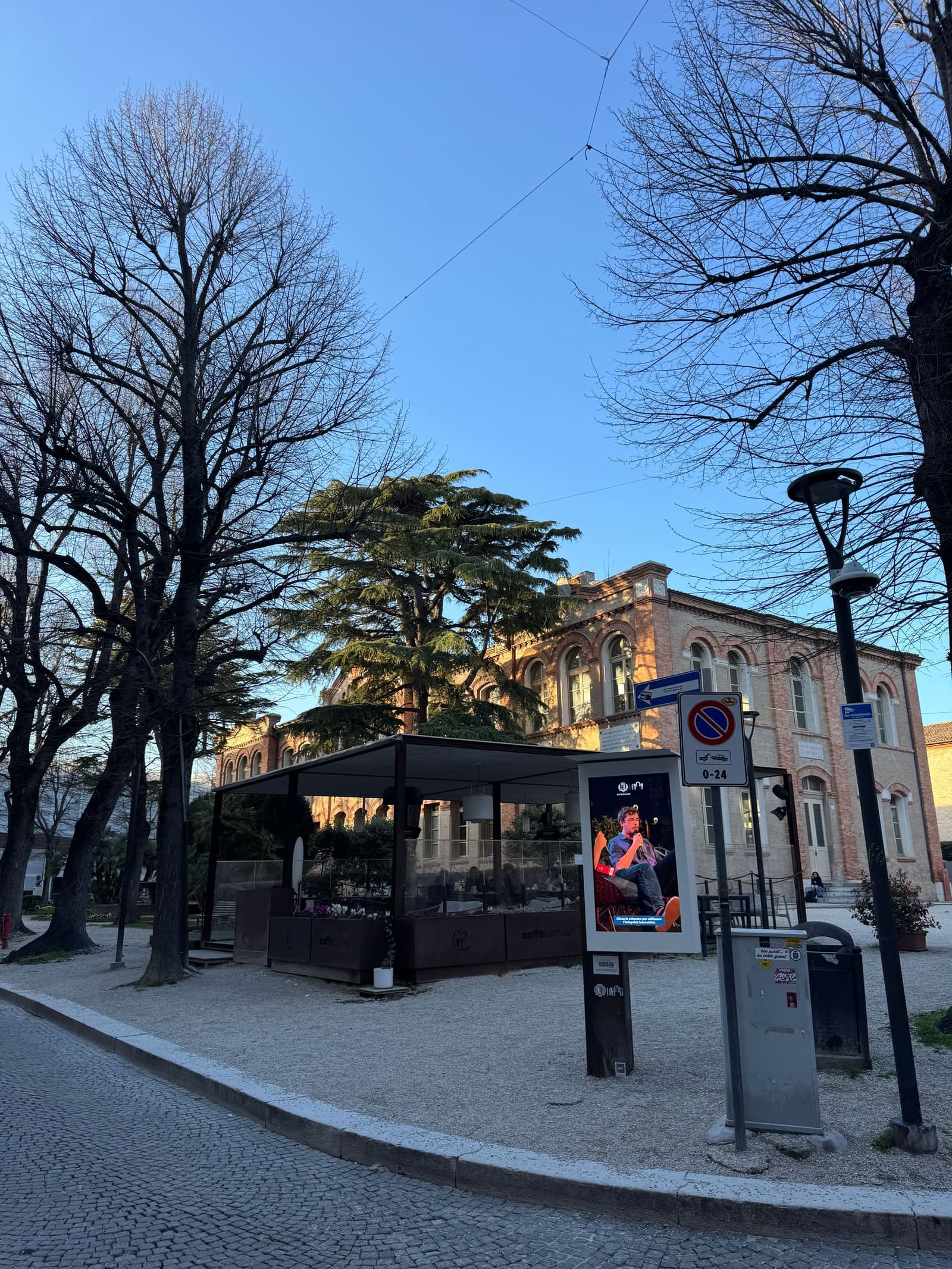 il chiosco nei giardini dietro la cattedrale, con gli alberi spogli